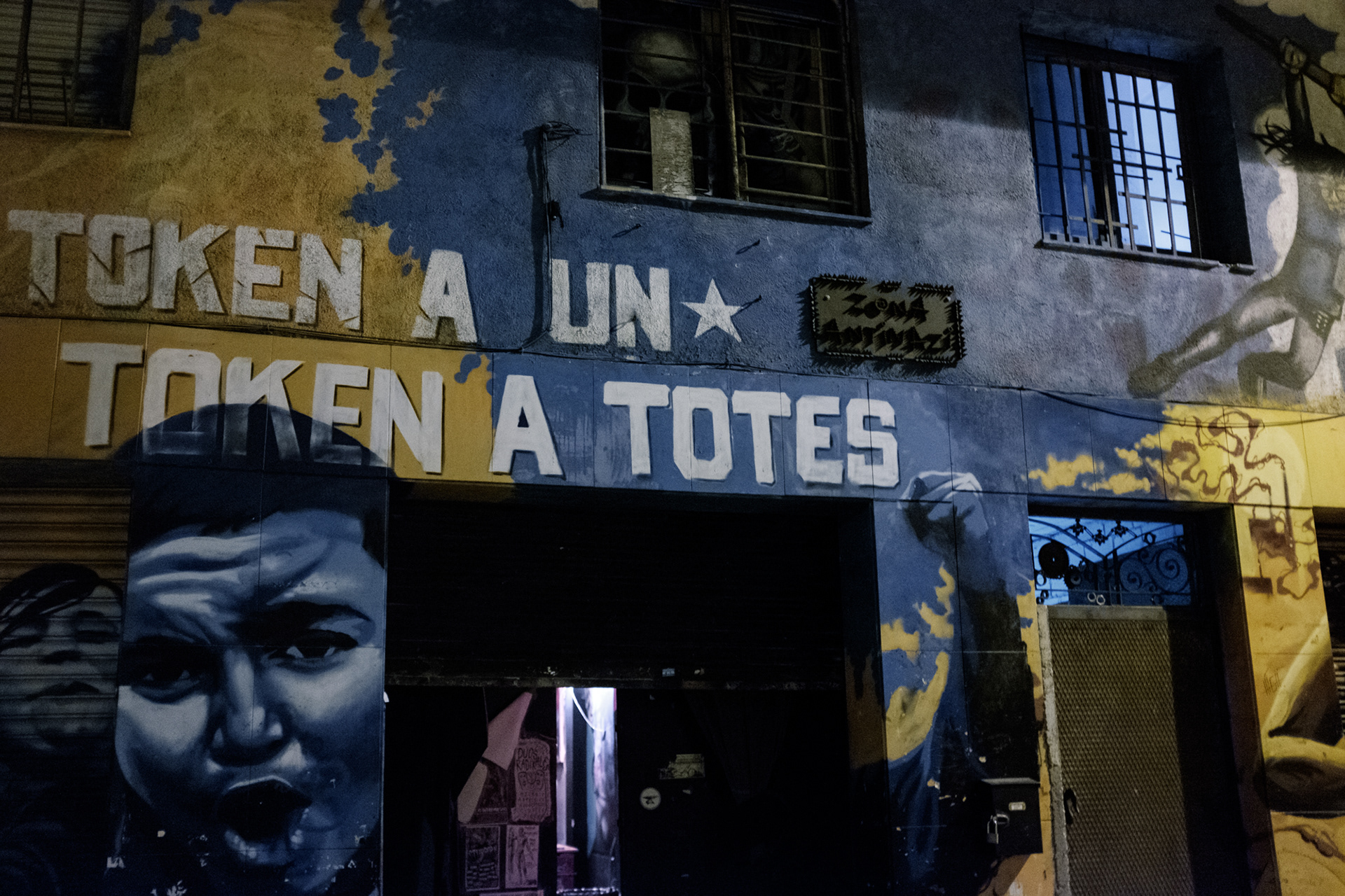 Los Blokes Fantasma - Squat s barem pod parkem Güell