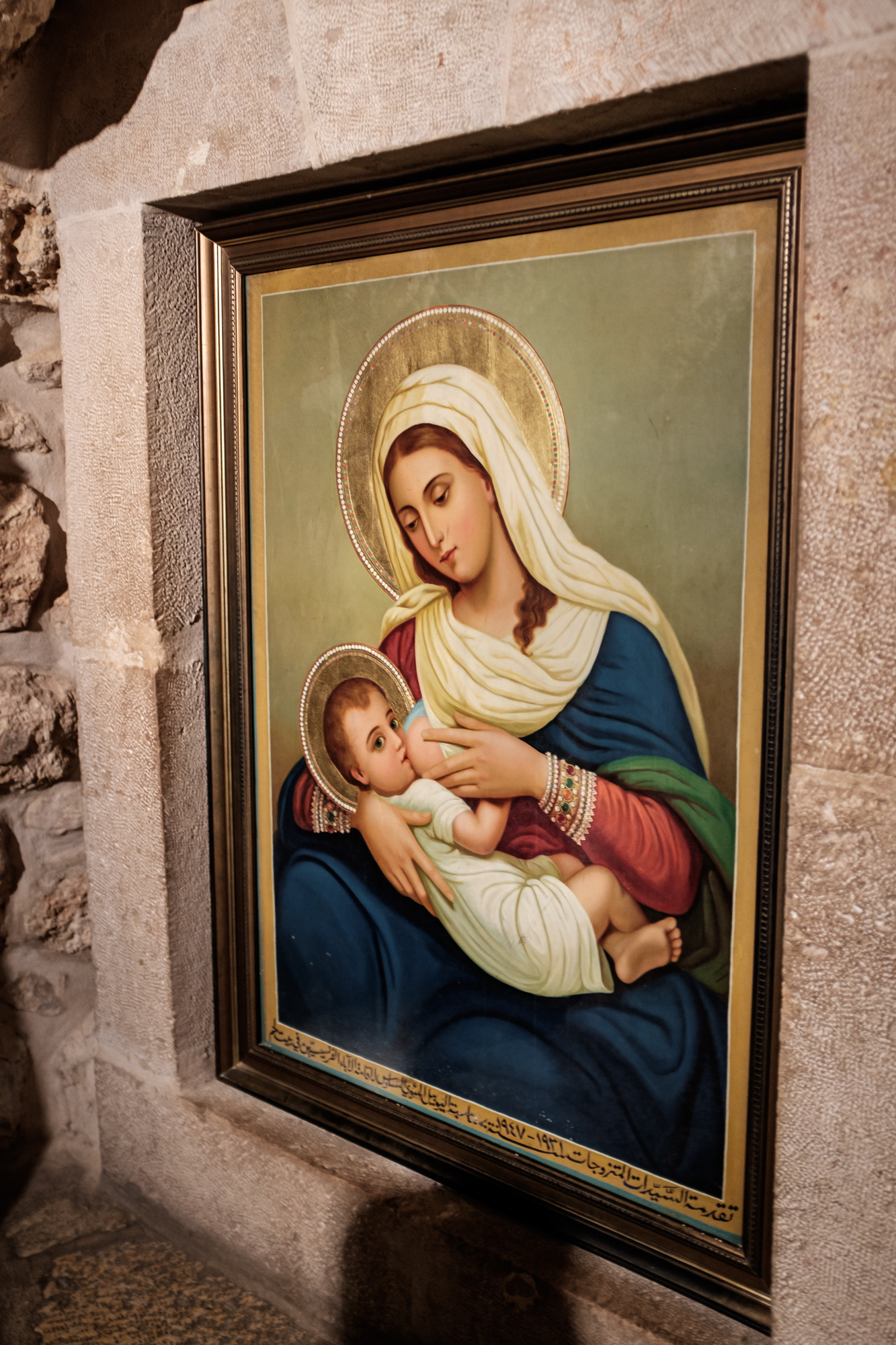 Milk Grotto - kaple Jeskyně mléka, Panně Marii tu ukáplo mléko a červená skála zbělala, olíznutí vápence přináší ženám plodnost a mateřské mléko