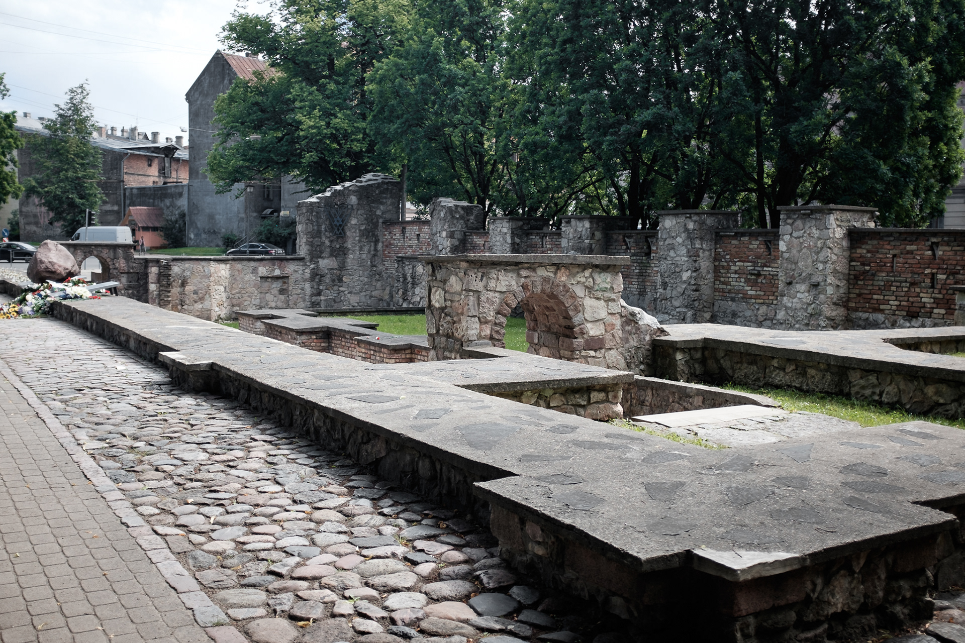 Holocaust monument - dříve zde stála synagoga, během 2. sv. v. spálena na prach i s osazenstvem