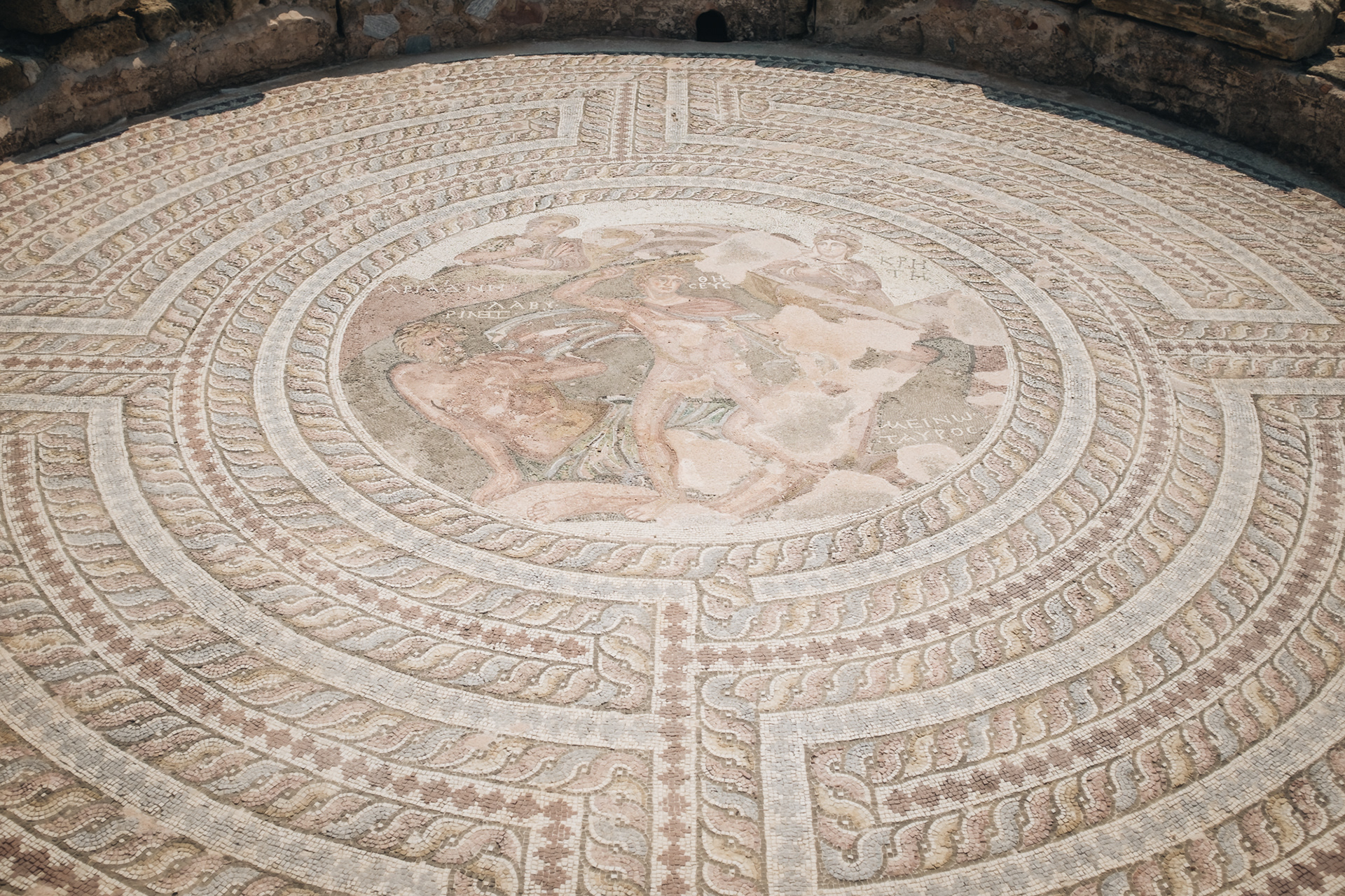 Nea Paphos – archeologická lokalita na místě starověkého města z konce 4. st. př. n. l., r. 58 př. n. l. bylo postoupeno Římanům, nadále bylo centrum politického i správního života na Kypru, město začalo upadat po zemětřesení ve 4. st., novým hlavním městem se pak stala Salamis na V a Nea Paphos začalo upadat, znovu už nebylo obnoveno, dnes obdivuhodné propracované a pestrobarevné mozaiky – v jižním sektoru na J od agory, objeveny náhodou místním zemědělcem; agora a Asklépion a odeon zrekonstruovaný v r. 1970 (po–ne 8:00–19:30, €4,50)