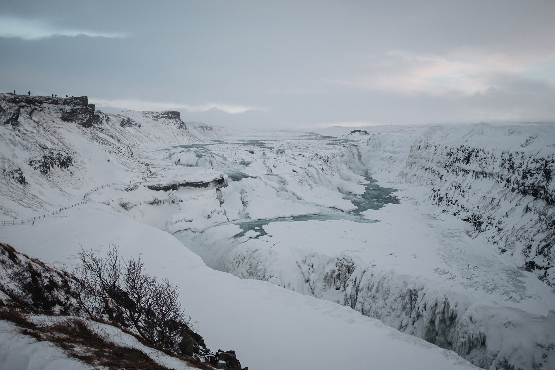 Gullfoss - Gullfoss (Zlatý vodopád) se dvěma kaskádami (11 a 21 m vysoké stupně, 38 mil. t vody/den, 80 m3/s do kaňonu řeky Hvítá); ve 20. letech 20. st. chtěl tým zahraničních investorů řeku přehradit a postavit zde vodní elektárnu, majitel půdy odmítl pozemek prodat, ale developeři jednali za jeho vlády a získali povolení přímo od vlády, majitelova dcera Sigrídur šla na protest bosa do Reykjavíku a hrozila skokem do vodopádu, naštěstí investoři nezaplatili pronájem, smlouva tak byla zrušena a vodopád i dcera přežily, Gullfoss byl věnován státu a od r. 1979 je přírodní rezervací, u úpatí schodů do návštěvnického centra je památník Sigrídur