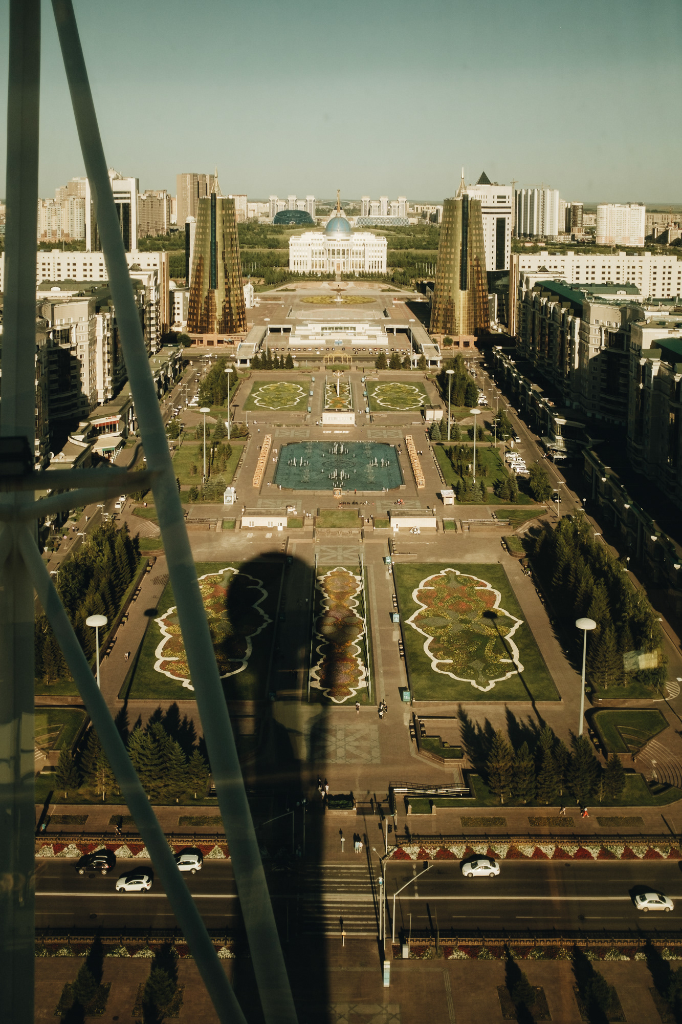 Výhled z Baiterek tower na náměstí a prezidentský palác