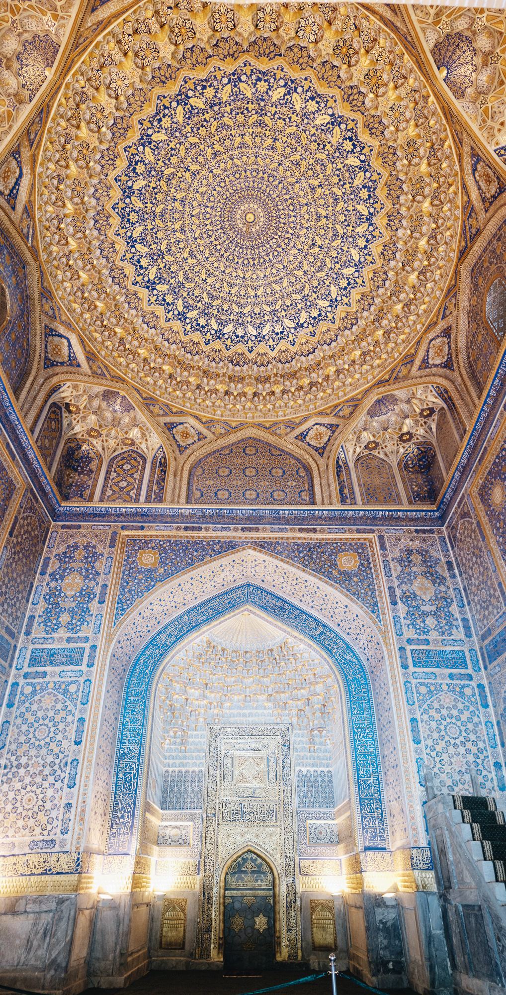 Tillya-Kori Madrasah - napodobenina původní medresy ze 17. st., zajímavostí je mešita vlevo zdobená zlatem a symbolizující bohatství Samarkandu v době, kdy byla postavena, strop mešity je rovný!