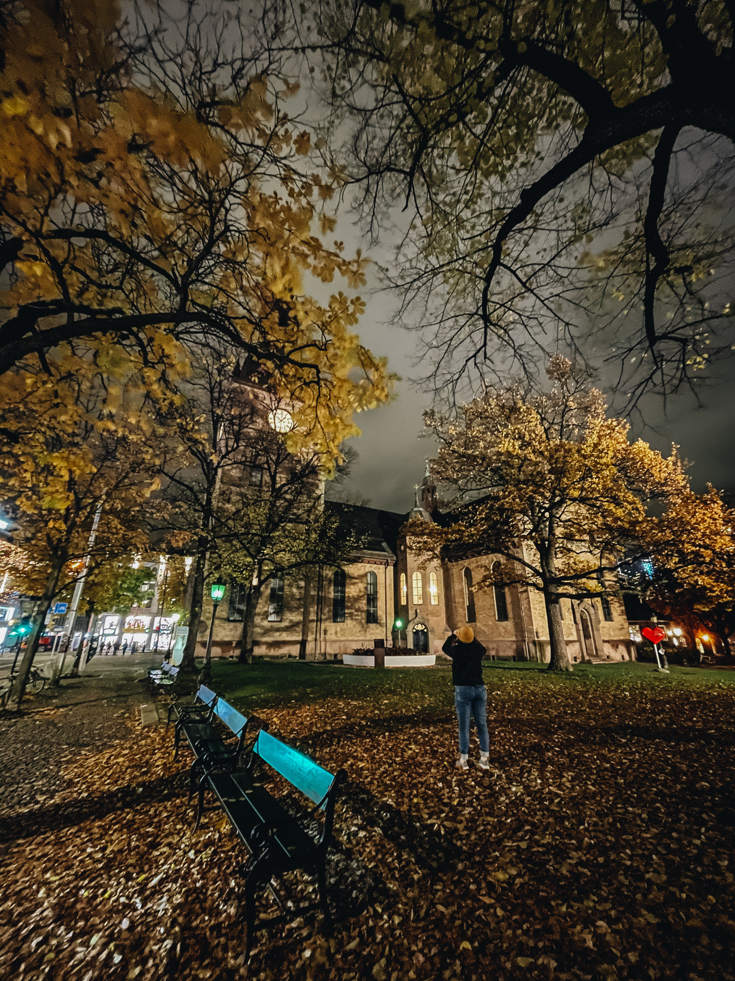 Oslo Cathedral – katedrála z r. 1697, za katedrálou trhovecké haly z r. 1858