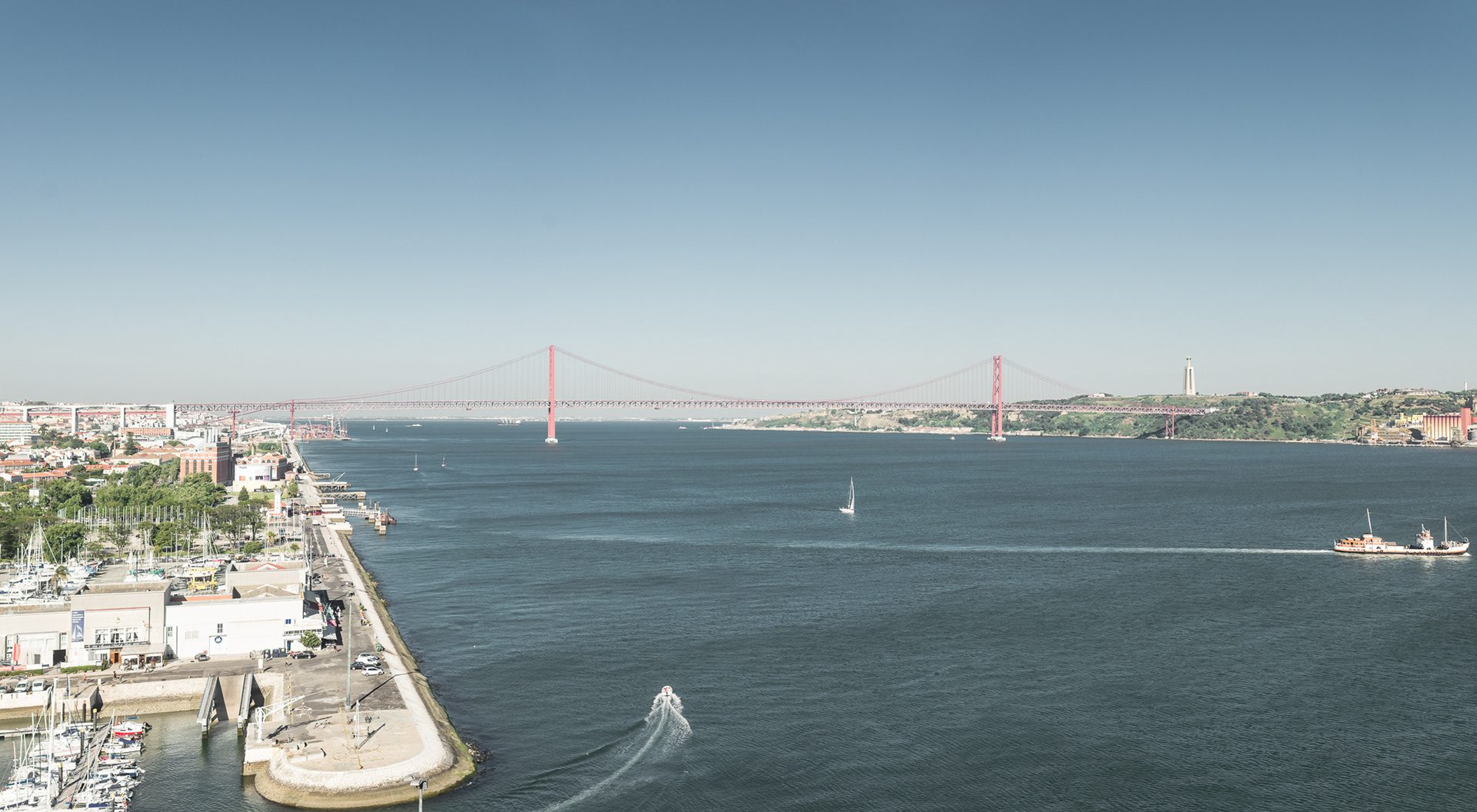 Ponte 25 de Abril - kopie Golden Gate Bridge pojmenovaná po událostech Karafiátové revoluce, kdy levicoví revolucionáři svrhli Salazarovu diktaturu