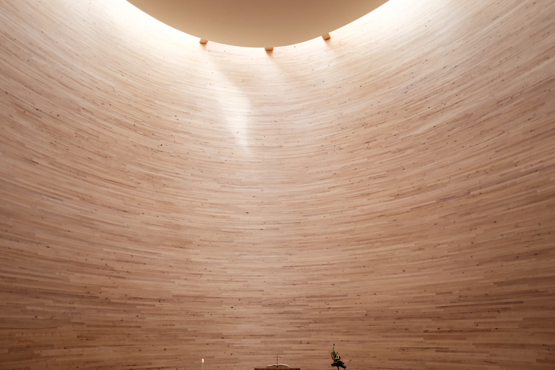 Kamppi Chapel (Chapel of Silence) - ačkoliv je kaple na rušném náměstí v Helsinkách, uvnitř je ticho (kromě davů Japonců)