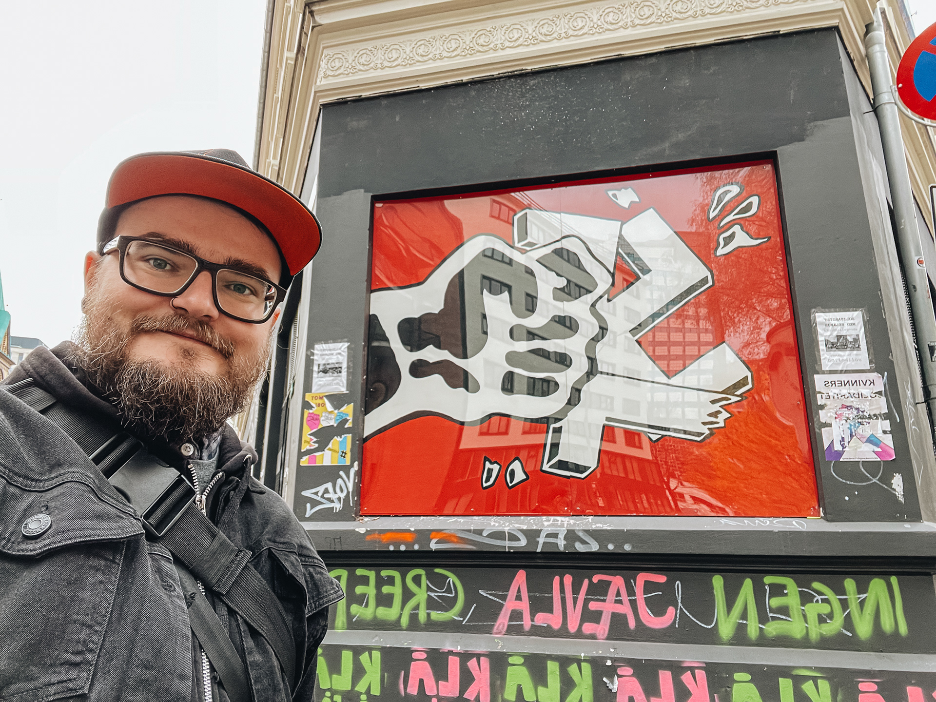 Blitz squat – od r. 1982 funguje Blitz jako samosprávné centrum mládeže a centrum pro levicový radikální mimoparlamentní aktivismus v Oslu, kavárna s malým vege jídlem, infoshop s politickou literaturou, hudbou, Radiorakel - nejstarší ženské rádio na světě, zkušebny pro kapely, různé aktivistické skupiny, punk, hardcore scéna, nejstarší hudební scéna Osla vůbec, DIY, proti kapitalismu, proti sexismu, rasismu a dalším nesmyslům! No pasaran! (kavárna po–pá 12:00–18:00, jinak ?); měli zavřeno :(