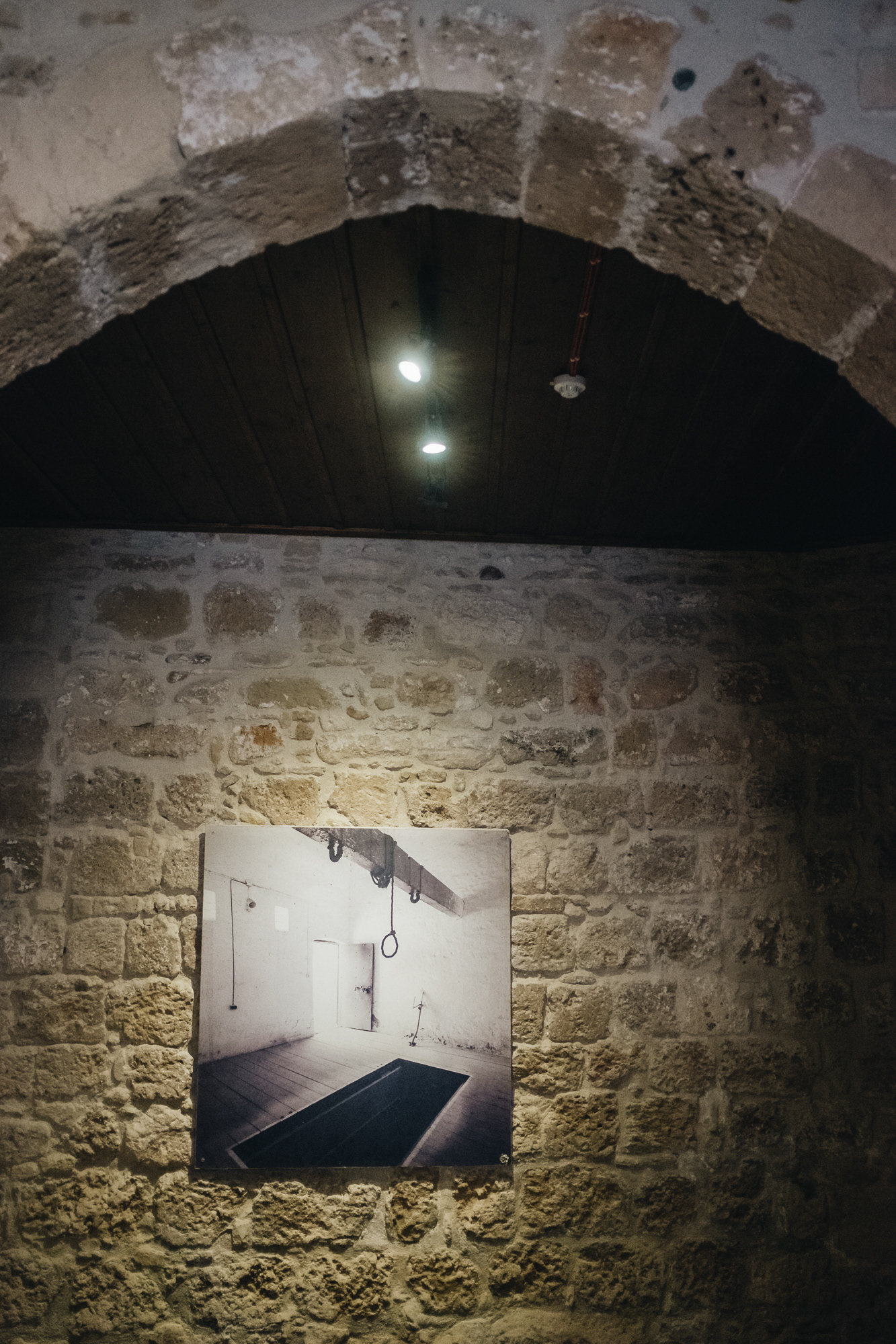 Medieval Fort – Larnacká pevnost, dnešní podoba z osmanské přestavby v r. 1605, na nádvoří středověké hrobky a stará děla, na hradbách výhled na pobřeží, v místnosti vpravo od vchodu Britové za své vlády nad Kyprem popravovali (po–pá 8:00–19:30, so– ne 9:30–17:00, €2,50)