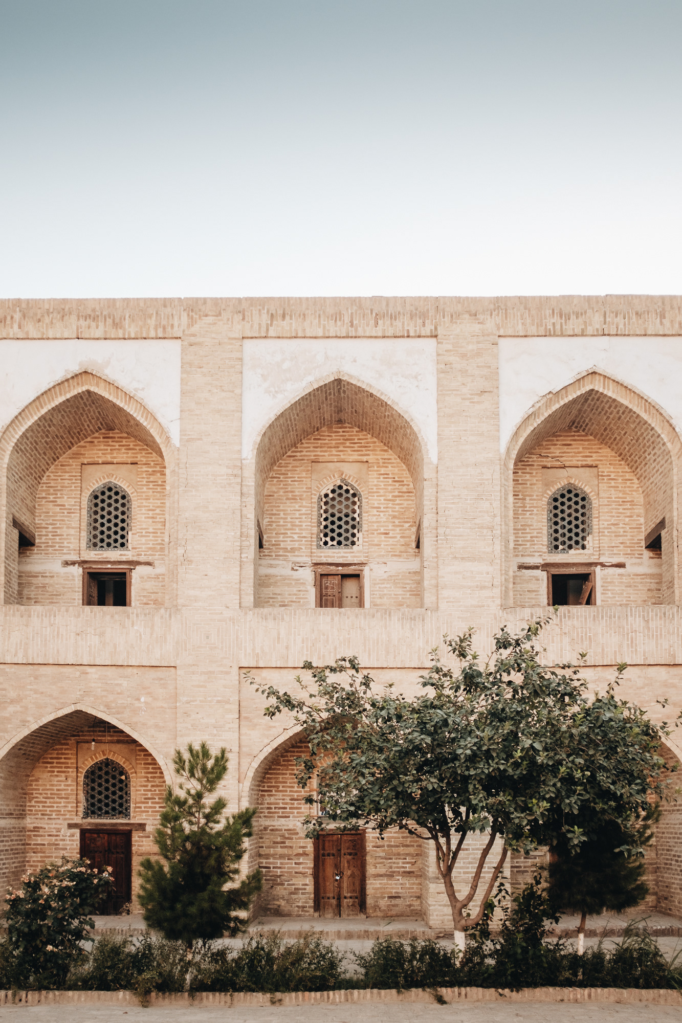 Kukaldosh Madrasah - ze 16. st., svého času nejvyšší islámská škola ve střední Asii, dnes loutková představení a také kohoutí zápasy pro turisty 