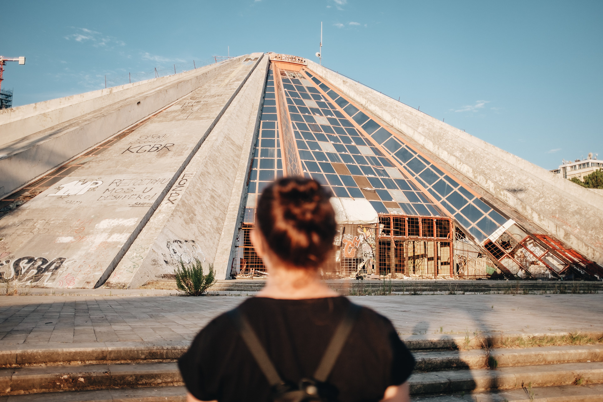 Mezinárodní kulturní centrum Pjetër Arbnori - brutalismus, Hodžova pyramida z r. 1988 postavená z iniciativy Hodžovy dcery jako mauzoleum, dnes opuštěná a řeší se zda zbourat nebo opravit