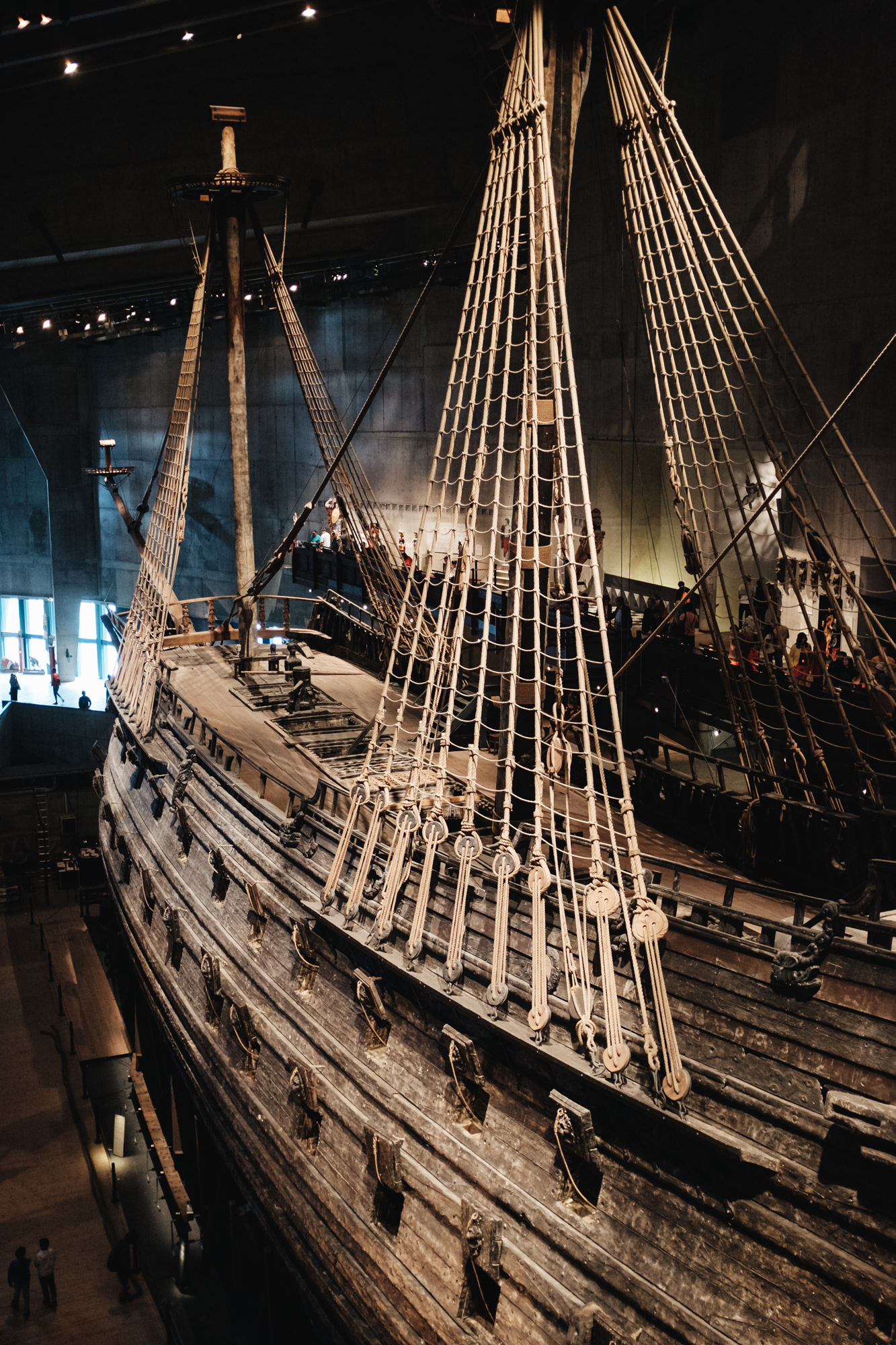 Vasa muzeum s válečnou lodí ze 17. století, měla být pýchou námořnictva Gustava II. Adolfa, chvíli po spuštění na vodu se v důsledku přetížení děly a honosným zdobením převrátila a zmizela pod hladinou... byla nalezena až po 300! letech (50. léta) a vyzdvižena na břeh