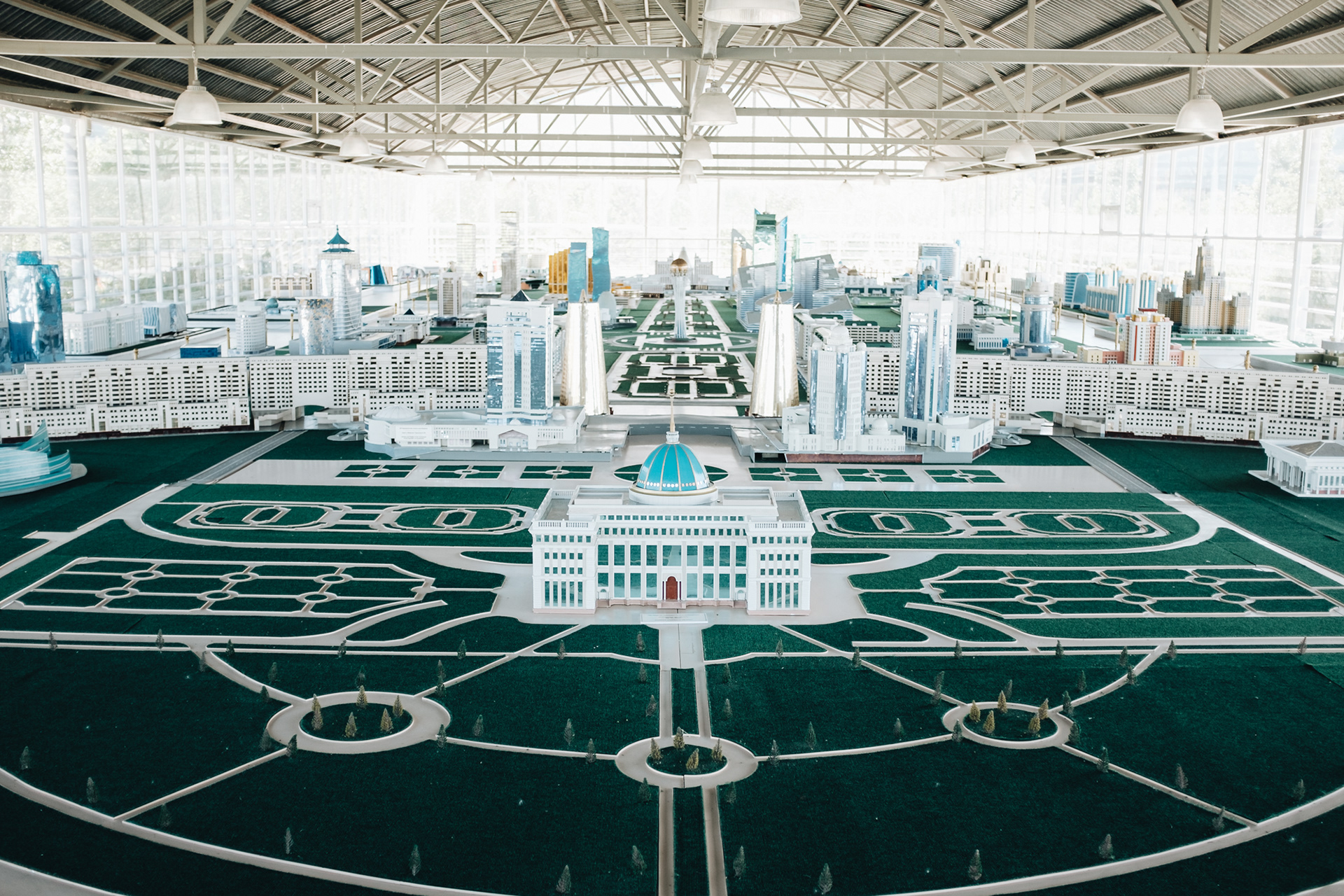 Model Nur-Sultanu v Ethno-memorial complex Map of Kazakhstan Atameken - 200 m dlouhý park představující mapu Kazachstánu se zmenšeninami významných budov (400 KZT + 300 KZT za foto) 