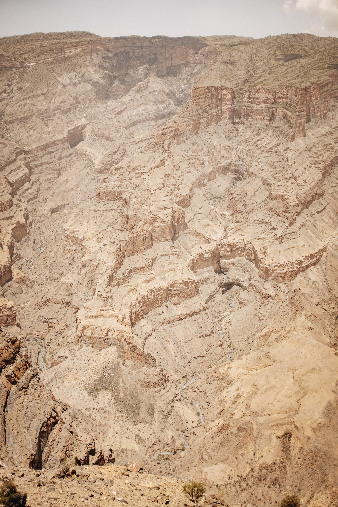 Balcony Walk Hike - The best way to get an idea of Oman’s mountains is definitely by hiking. If you want to go on a moderate hike, I recommend the Balcony Walk W6 trail. Departing from Al Khateem (or Al Khitaym) village, the non-circular hike is about 2 hours. The views are dramatic but you’re absolutely safe to walk. In the posts I read upfront, it is described as extremely vertiginous and even dangerous, but it’s totally safe and not THAT extreme. Kids and elderly ladies even crossed my way. Take enough water, sturdy shoes and check the weather conditions.