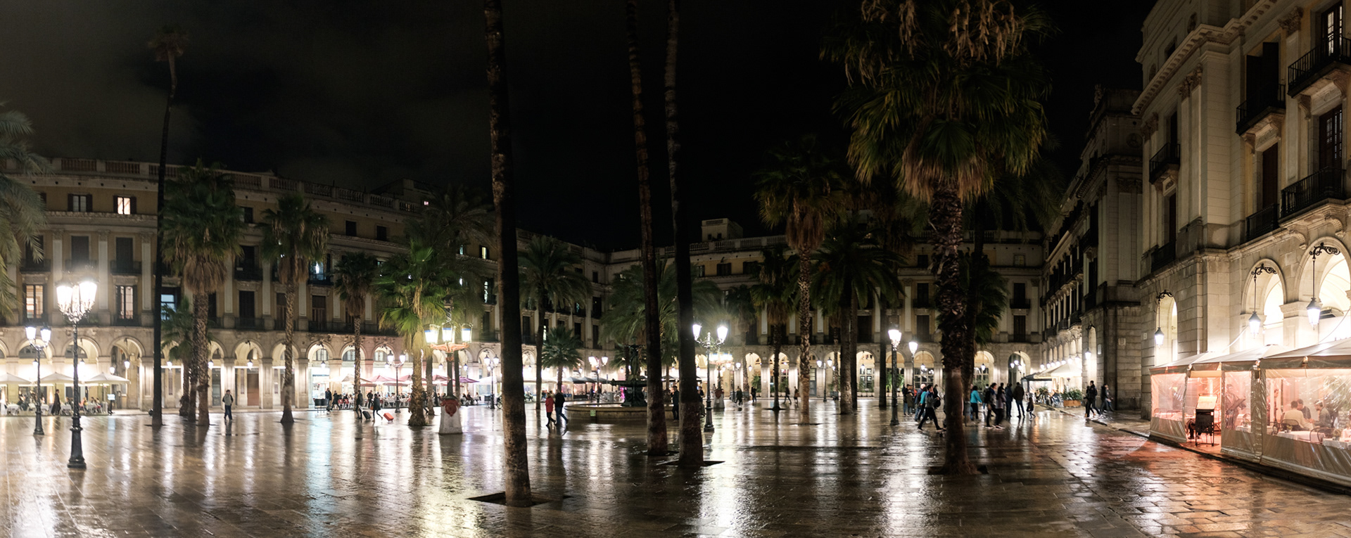 Plaça Reial - první Gaudího zakázka