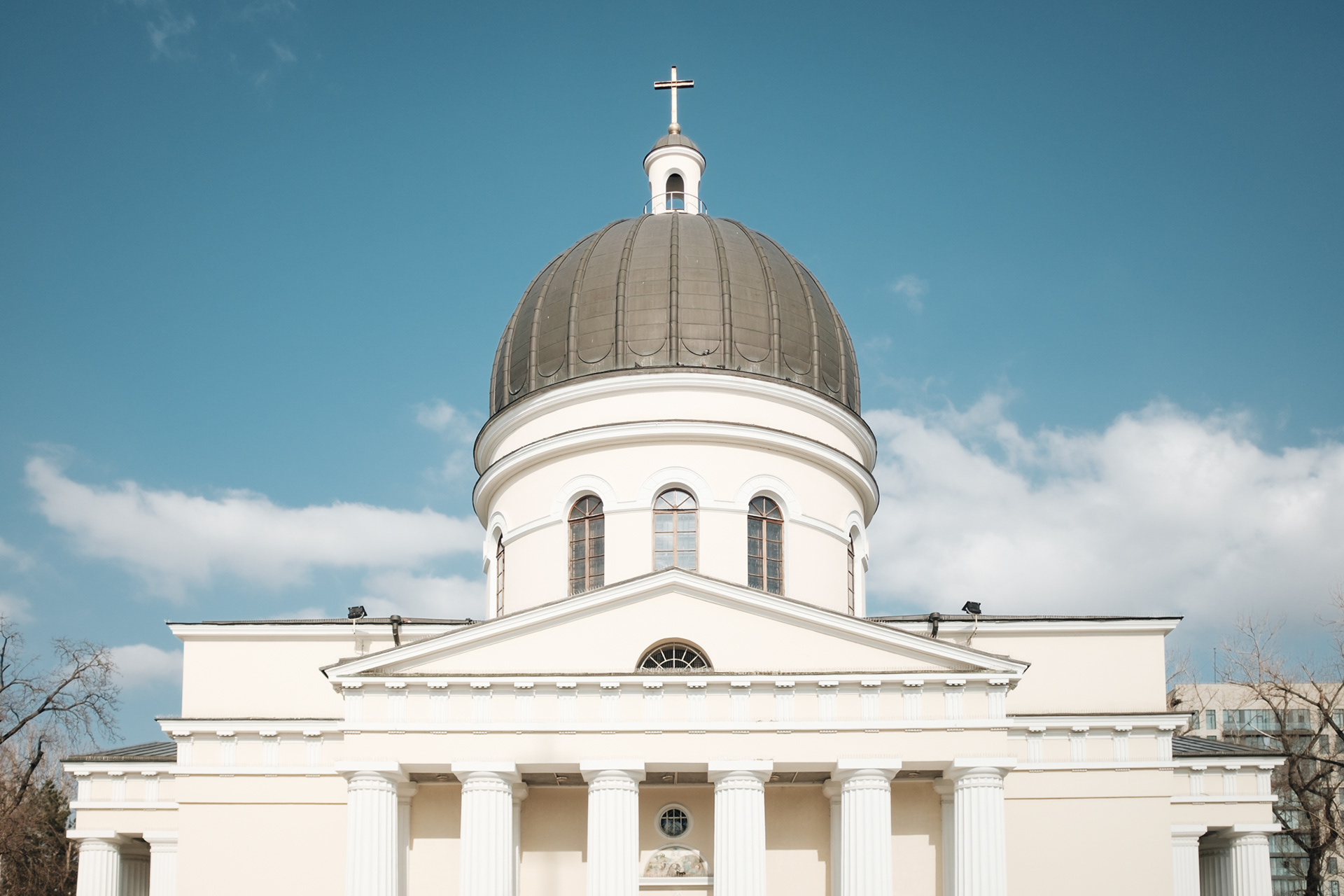 The Metropolitan Cathedral “Nativity of the Lord” – katedrála Narození Krista z r. 1836 se zvonicí obnovenou až v 90. letech