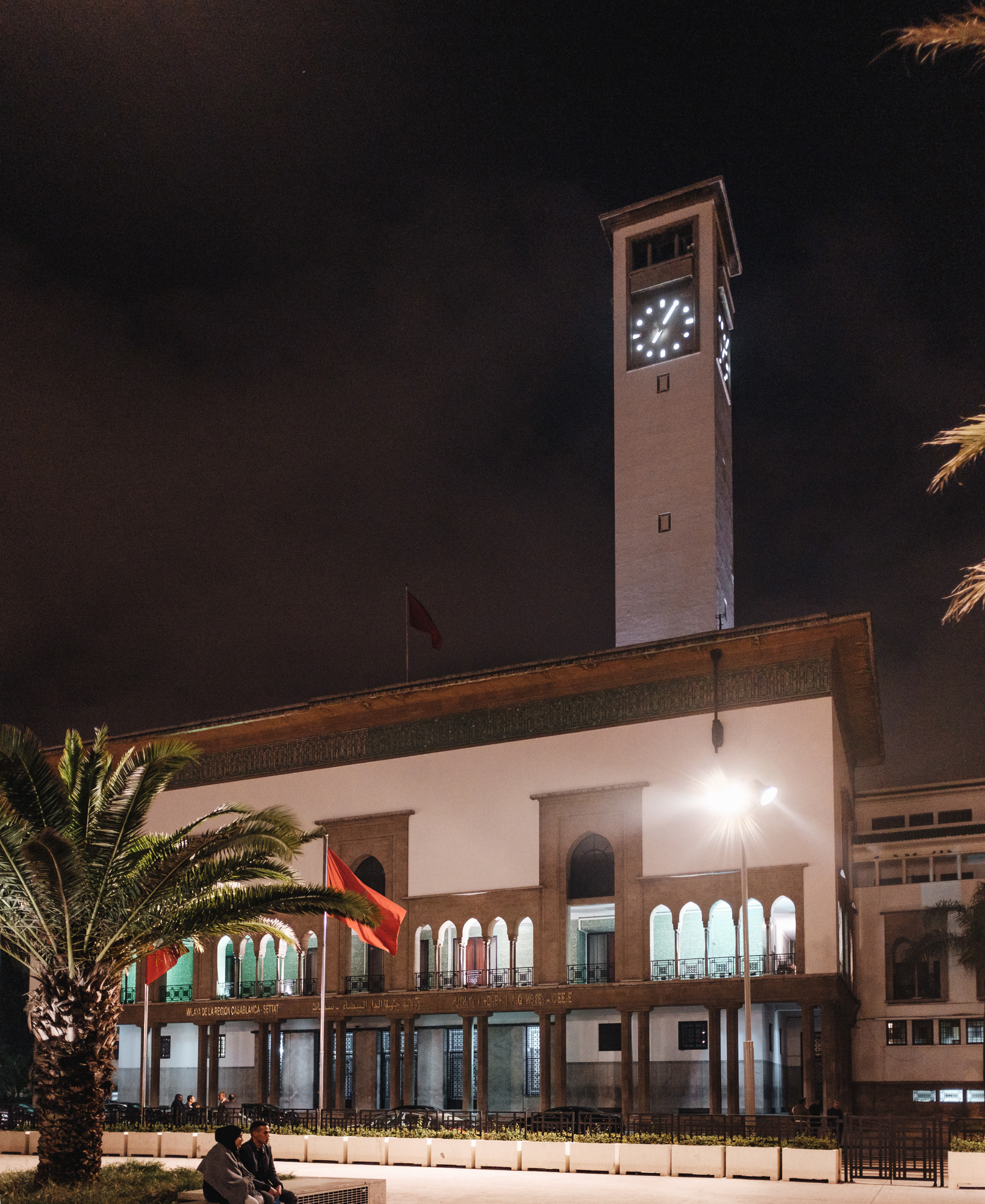 Mohamed V Square, Casablanca Square. velké náměstí s veřejnými budovami, jejichž design později kopírovaly budovy po celém Maroku - soudy, wilaya (staré policejní velitelství, nyní kancelář guvernéra), Bank al-Maghrib, pošta, MO, ...; z náměstí vede mnoho širokých bulvárů