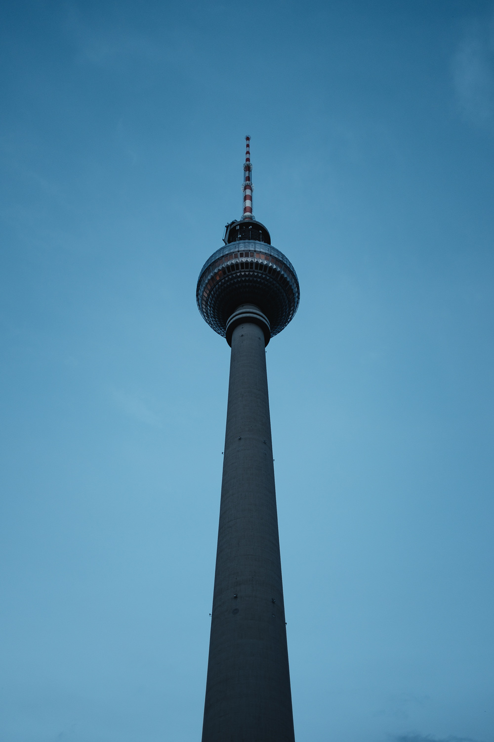 Berliner Fernsehturm (Berlínská televizní věž) je televizní věž v centru Berlína nedaleko náměstí Alexanderplatz na adrese Panoramastraße 1A. Byla postavena v letech 1965–1969 a k jejímu oficiálnímu otevření došlo 3. října 1969 v tehdejší socialistické Německé demokratické republice.