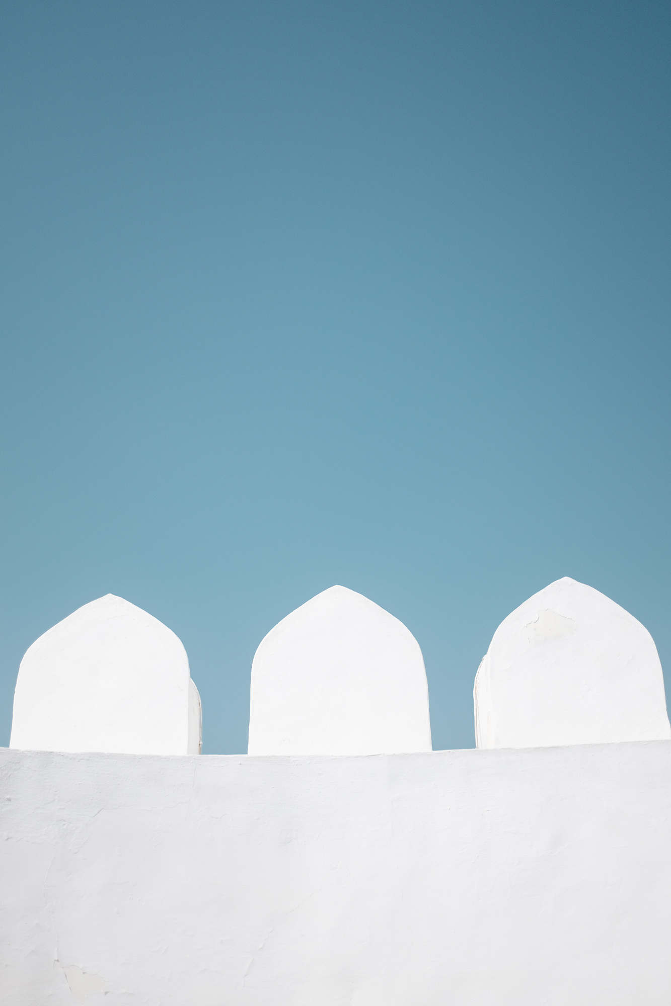 Ark - středověká citadela, odkud vládli bucharští emírové, královské město ve městě, nejstarší stavba Buchary obývaná od 5. st. do r. 1920, kdy byla vybombardována Rudou armádou, dnes jsou uvnitř většinou ruiny, pouze několik zachovaných královských budov přeměněno na muzea; Páteční mešita ze 17. st.; přijímací a korunovační sál, dveře ve zdi pod úrovní chodníku vedou do harému; zindán - tradiční středoasijský žalář (dnes Muzeum práva a zákonodárství), mešita Bolo-chauz