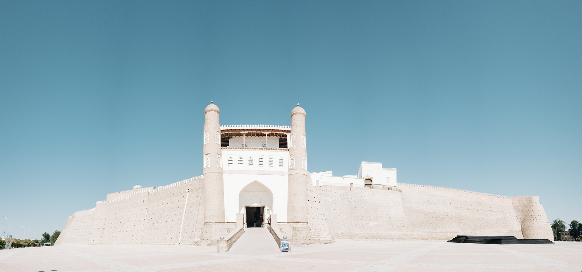 Ark - středověká citadela, odkud vládli bucharští emírové, královské město ve městě, nejstarší stavba Buchary obývaná od 5. st. do r. 1920, kdy byla vybombardována Rudou armádou, dnes jsou uvnitř většinou ruiny, pouze několik zachovaných královských budov přeměněno na muzea; Páteční mešita ze 17. st.; přijímací a korunovační sál, dveře ve zdi pod úrovní chodníku vedou do harému; zindán - tradiční středoasijský žalář (dnes Muzeum práva a zákonodárství), mešita Bolo-chauz