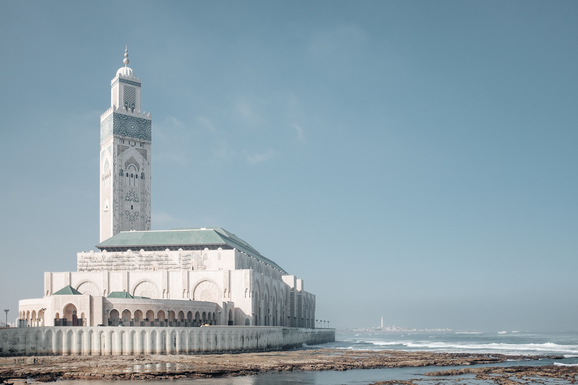 Mešita Hasana II. ohromná mešita vystavěná při příležitosti 60. narozenin krále Hassana II., financována z veřejné sbírky; 210 m vysoký minaret je nejvyšší budovou v zemi, na vrcholu je pozoruhodný laserový paprsek směřující k Mekce; jedna z největších mešit na světě (25 000 věřících, dalších 80 000 kolem); prosklená podlaha v přízemí, posuvná střecha, na skále nad oceánem; do modlitební haly by se vešel Notre Dame nebo bazilika sv. Petra