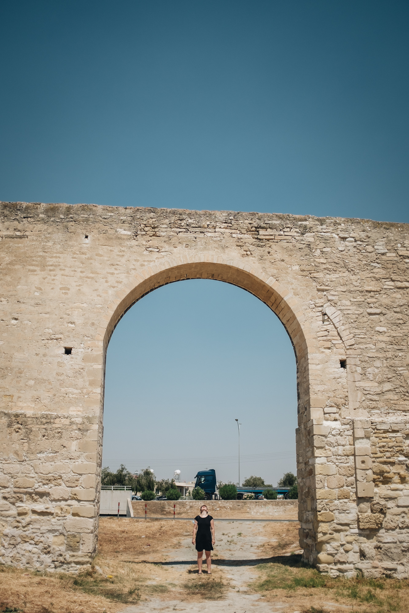 Kamares Aqueduct – akvadukt z 18. st. postaven Osmany v římském stylu (podle některých historiků to byl původně římský akvadukt, který Osmané jen zrekonstruovali, aby vyřešili larnacký problém s pitnou vodou – voda byla přiváděna z místa vzdáleného 10 km jižně pomocí podzemních tunelů s větracími šachtami a řady nadzemních oblouků), který byl funkční ještě do první poloviny 20. st.