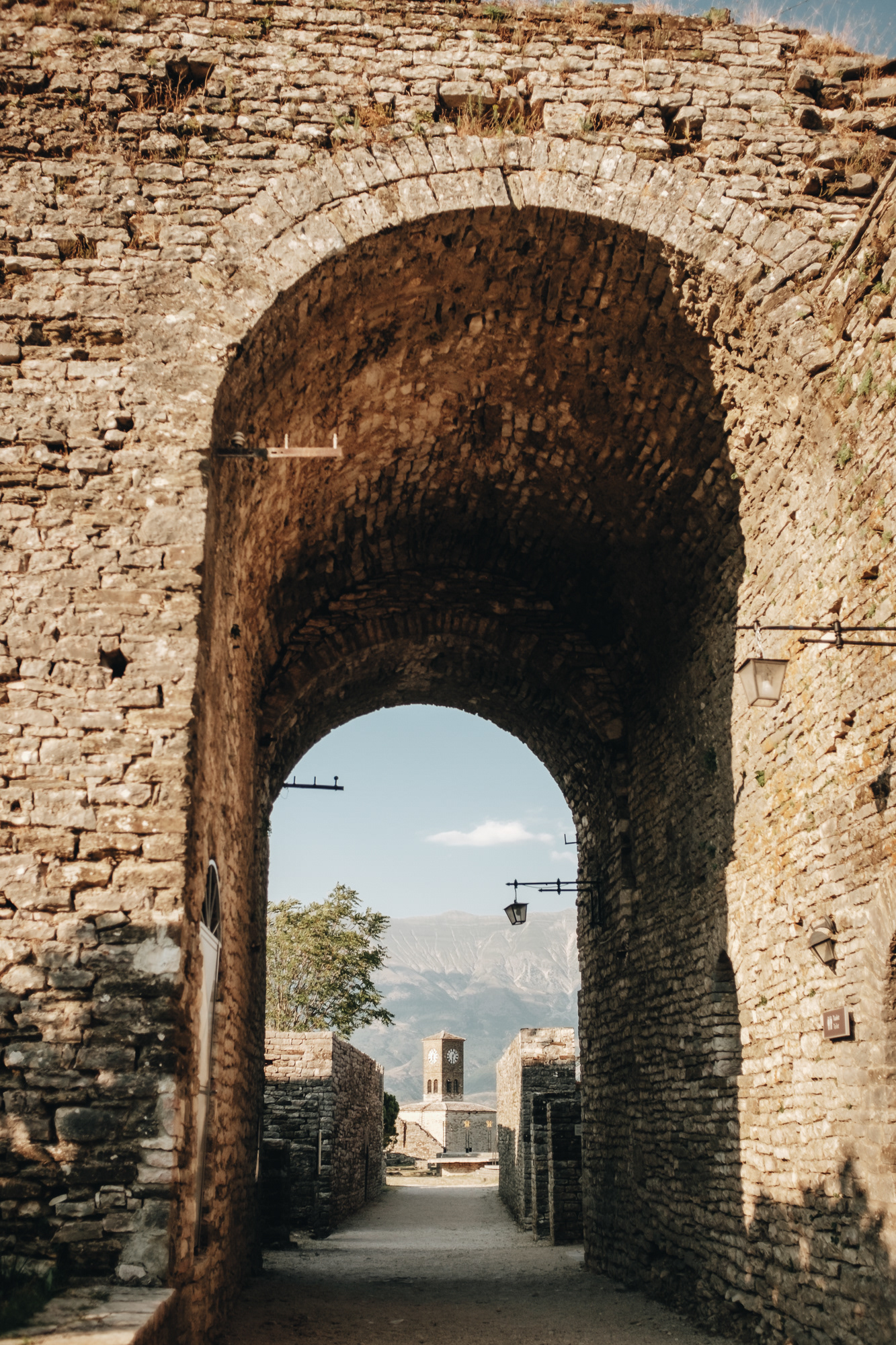 Castle of Gjirokastra - pevnost, „stříbrný hrad“ (když prší, kameny se lesknou kovově), pevnost zde stála již v 8. st. př. n. l., dnešní podoba z r. 1811, je zde tank! Fiat L6/40 používaný nacisty, hradní muzea. vězení, akvadukt, ... (po-ne 9:00-18:00, 200 LKK)