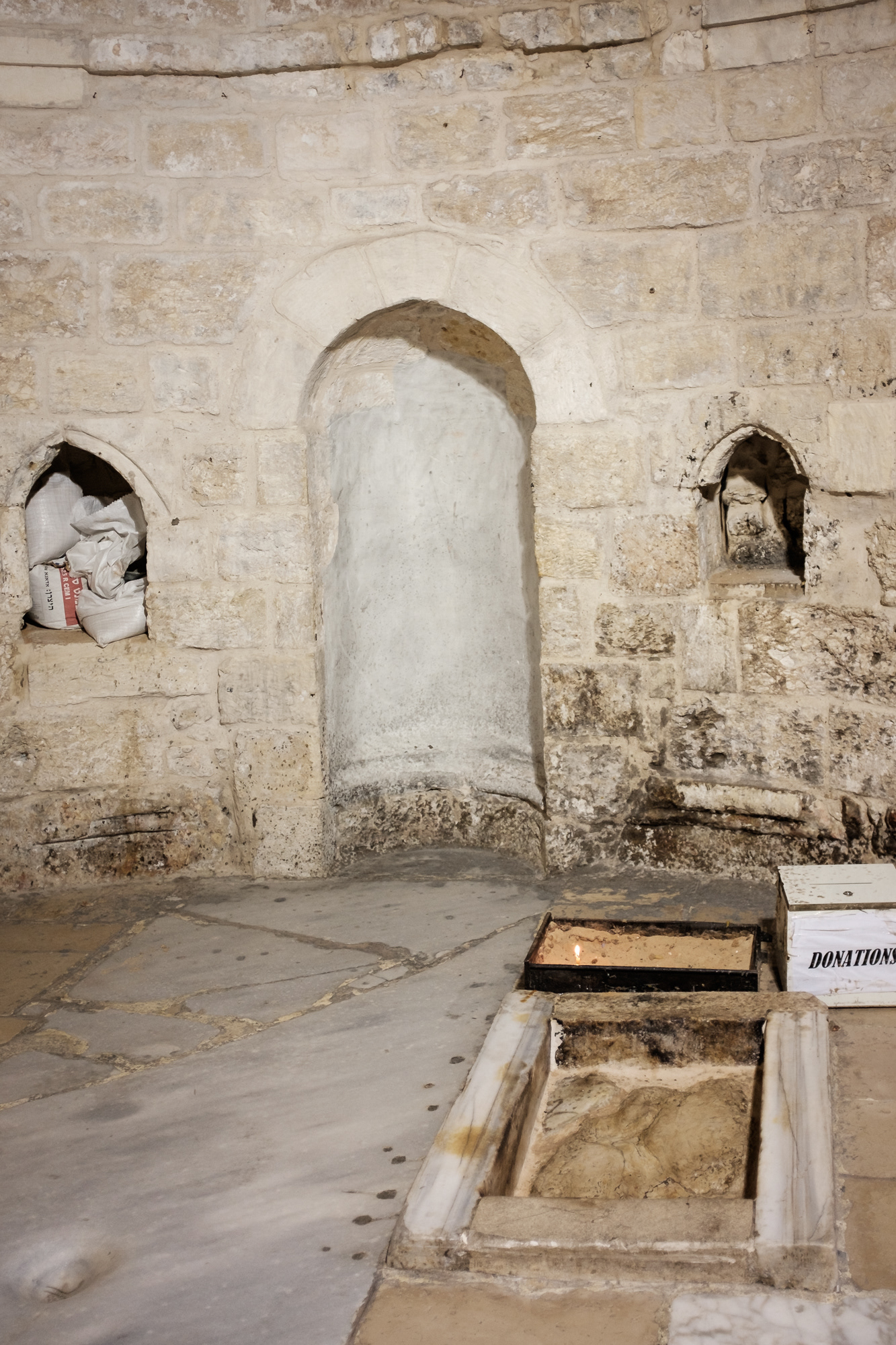 Kaple nanebevstoupení. Tady Ježíš vystoupal do nebe, v díře vpravo je otisk Ježíšova chodidla