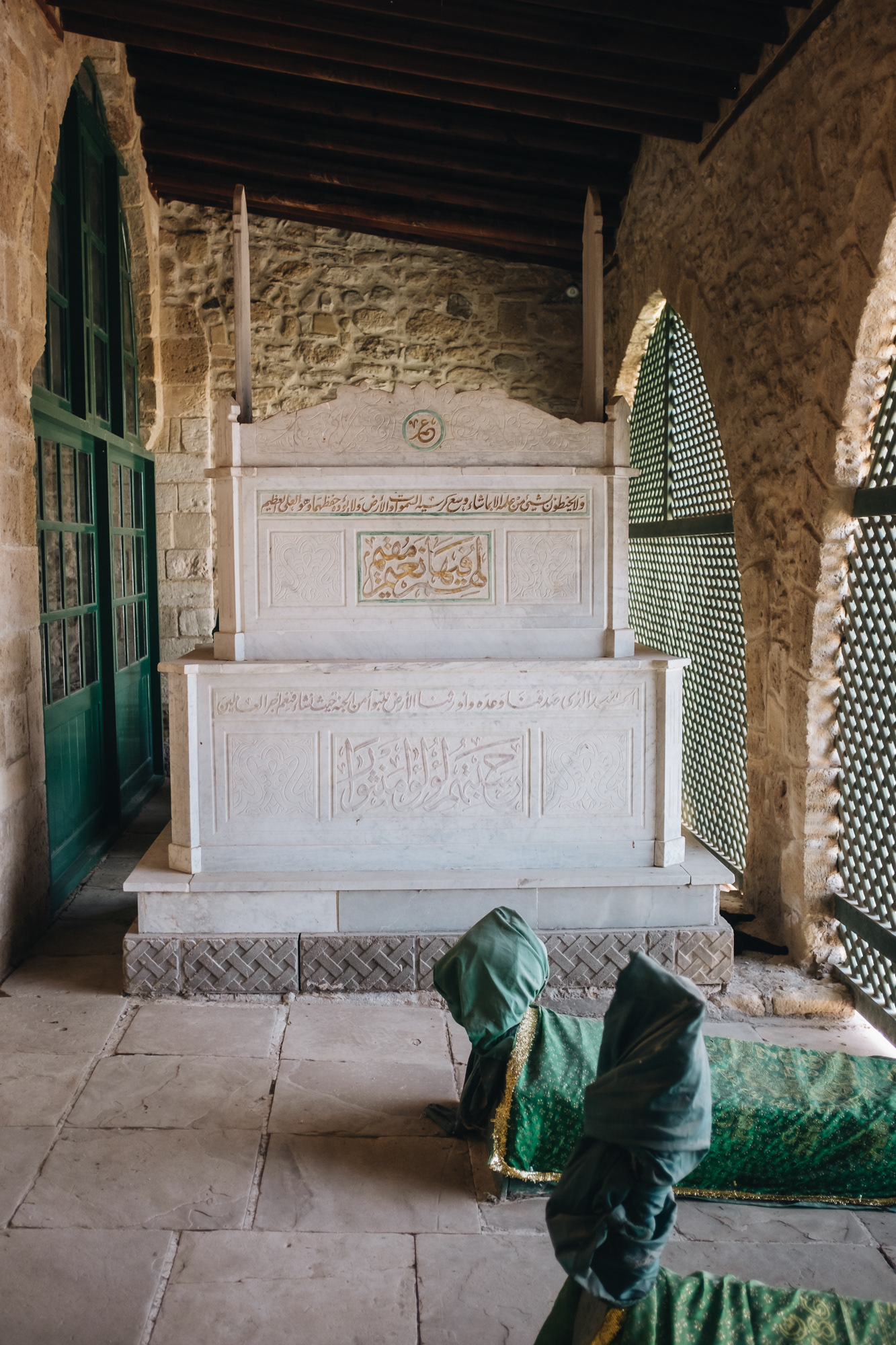 Hala Sultan Tekke – třetí až čtvrté nejvýznamnější muslimské poutní místo na světě, nachází se zde hrobka Umm Haram, která by měla být příbuznou proroka Mohamedda (r. 674 na tomto místě Umm Haram spadla ze své muly během arabského nájezdu na Kypr a zemřela, hrob se nachází vlevo od vchodu), samotná mešita je z 18. st. a nachází se v krásném palmovém háji a je volně přístupná i pro nemuslimy