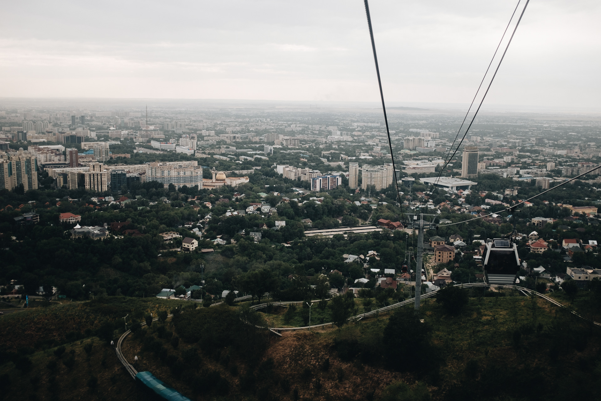 Kok Tobe park - kabinková lanovka (prac. dny 10:00-0:00, út 12:00-0:00, víkendy a svátky 10:00-1:00), cena 1000 KZT/1 cesta, délka lanovky 1620 metrů, doba jízdy 6 minut, odjezd každých 15 minut