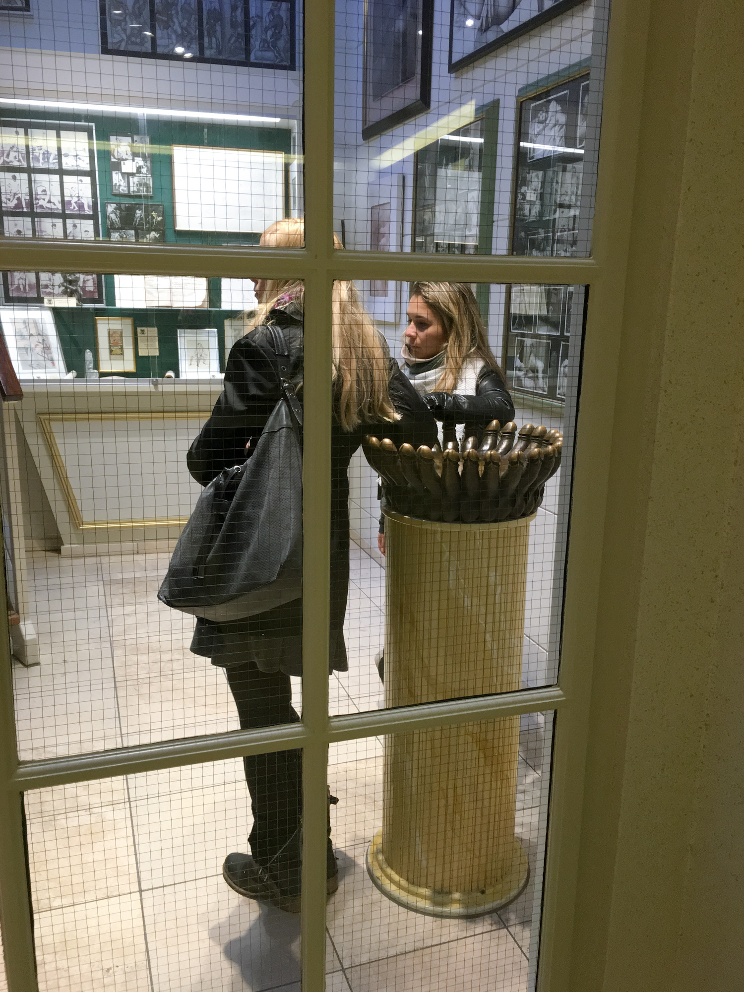 Sexmuseum a dívky opírající se o pinďoury