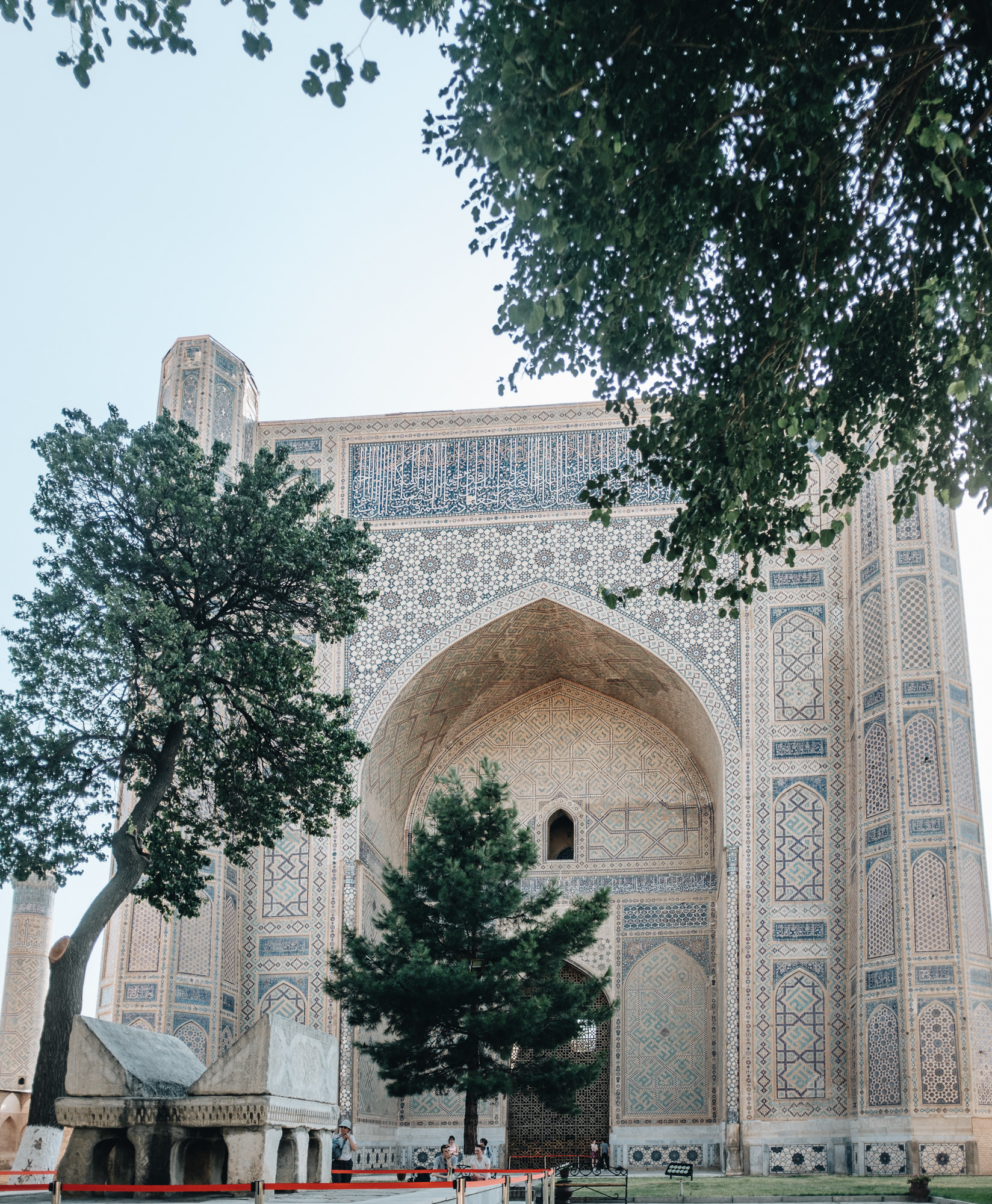 Bibi-Khanym Mosque Биби Хонум Масжиди - rozpadající se zbytky impozantní mešity postavené pro Timurovu ženu, svého času největší mešita na světě, 41 m vysoká kupole, poté chátrala a zničena zemětřesením r. 1897, znovu postavena v 70. letech, dnes opět potřeba oprav, na nádvoří stojí pulpit na korán a která žena ho podleze, bude mít spoustu dětí!  podle legendy dala mešitu postavit sama Timurova manželka Bibi-Chánum jako překvapení pro svého muže, když byl na válečném tažení, architekt se však do Bibi zamiloval a odmítl mešitu dokončit, dokud nebude moci Bibi políbit, tento polibek nechal na ženině tváři stopy a když to Timur uviděl, dal architekta popravit a všem ženám nařídil si zahalovat závojem tvář, aby nesváděly jiné muže 