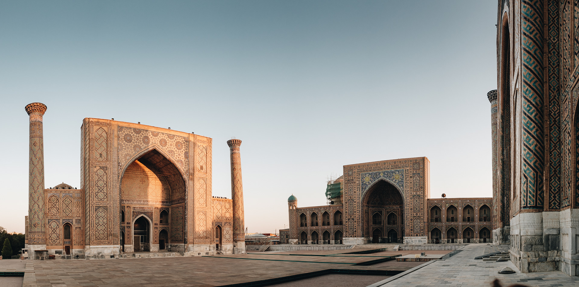 Vlevo Ulu Bey Medresesi - Ulugbekova medresa, původní medresa z r. 1420 postavená Timurovým vnukem ; vpravo Tillya-Kori Madrasah - napodobenina původní medresy ze 17. st., zajímavostí je mešita vlevo zdobená zlatem a symbolizující bohatství Samarkandu v době, kdy byla postavena, strop mešity je rovný!