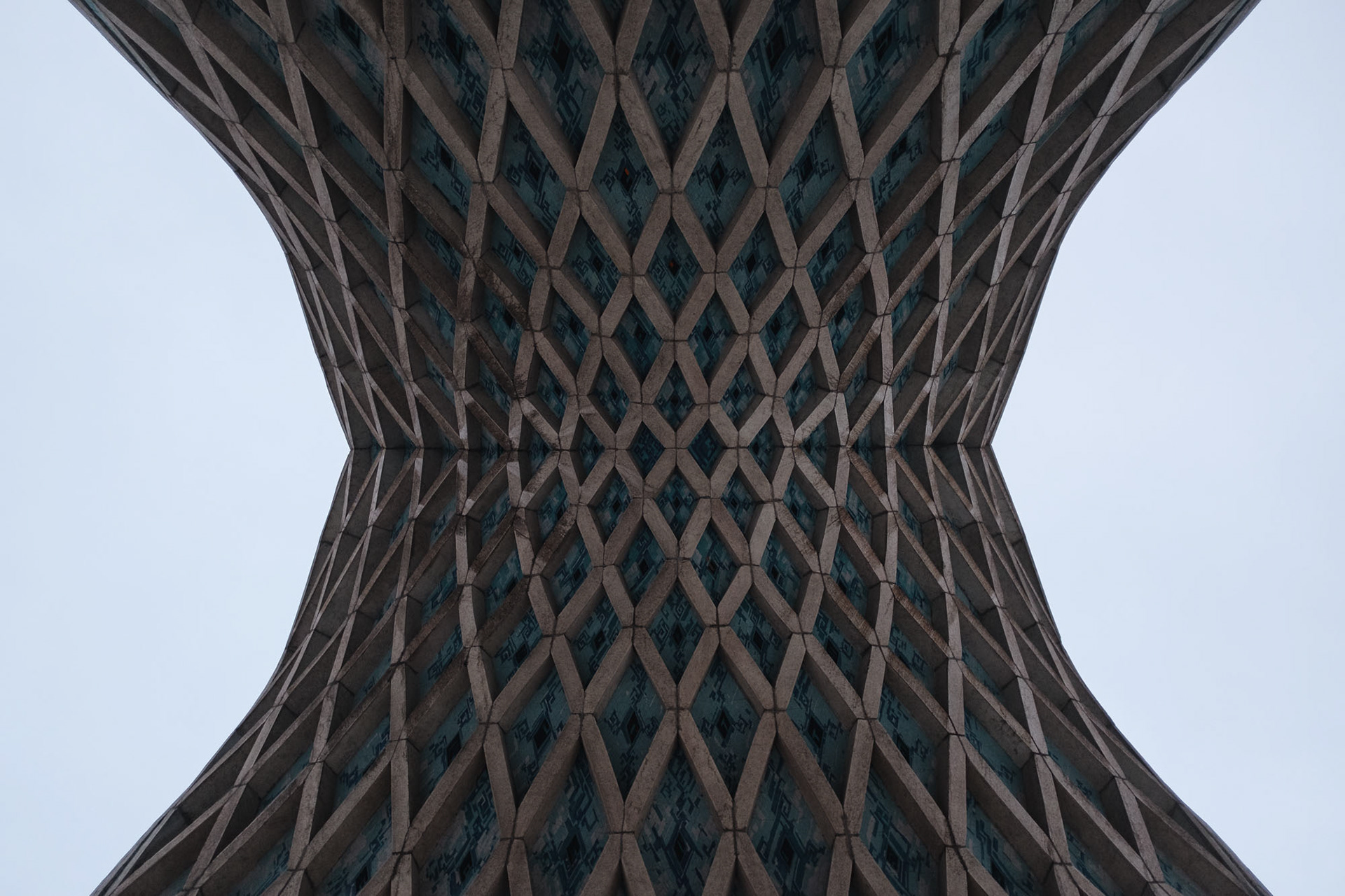 Azadi Tower - věž postavená v roce 1971 k oslavám 2500 let od vzniku Perské říše