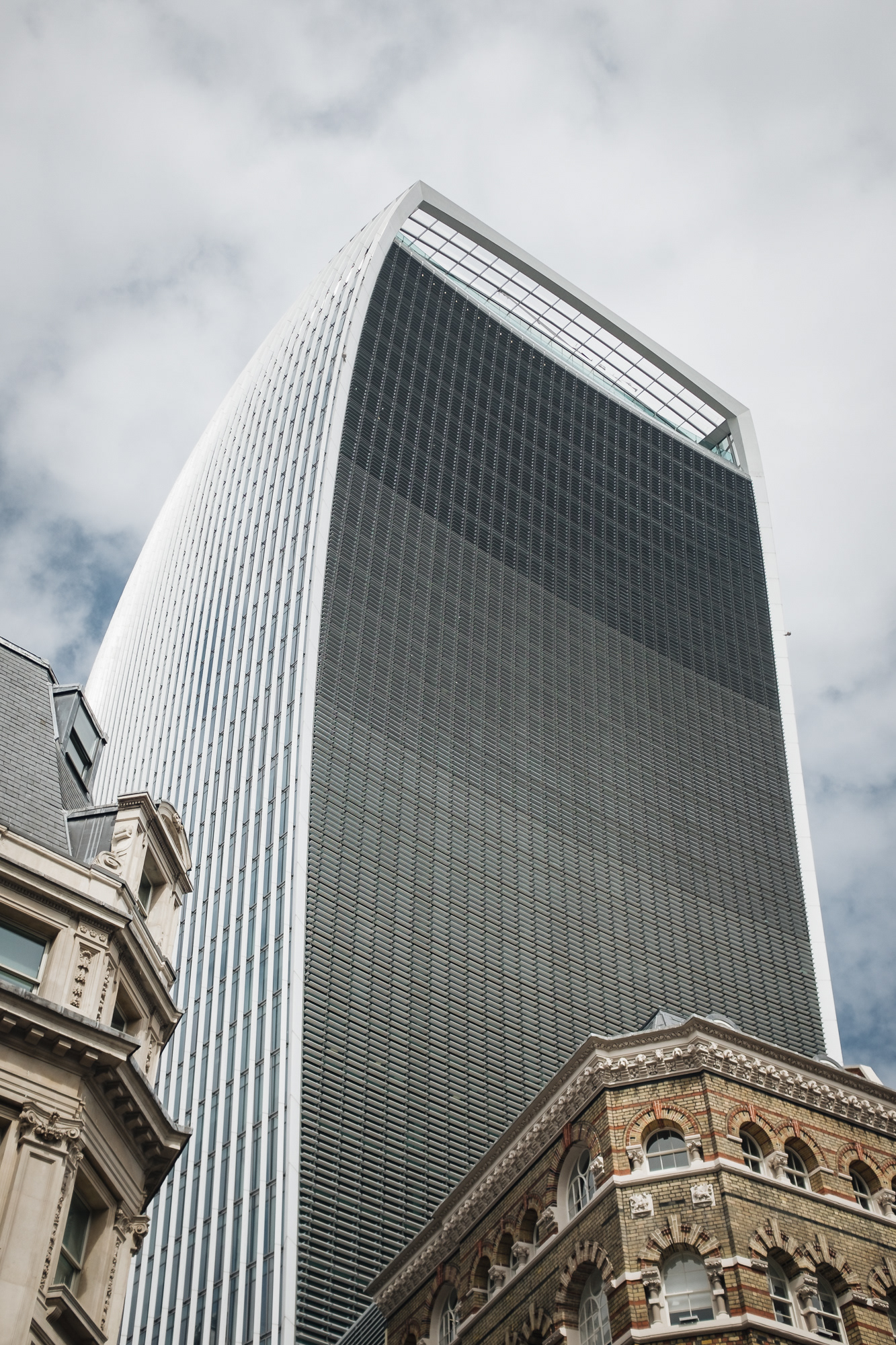 The Walkie-Talkie – mrakodrap upalující auta na ulici