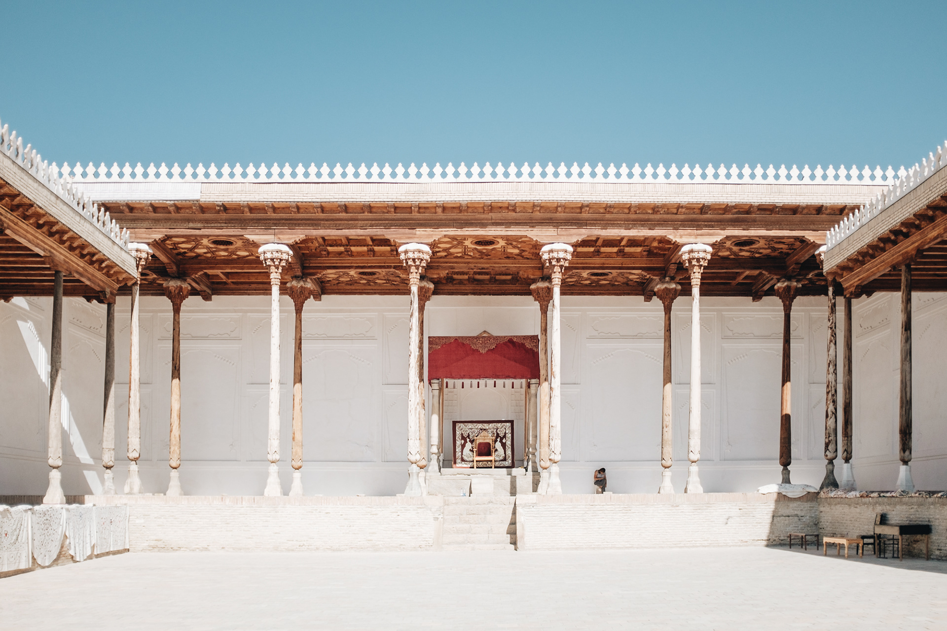 Ark - hala s trůnem