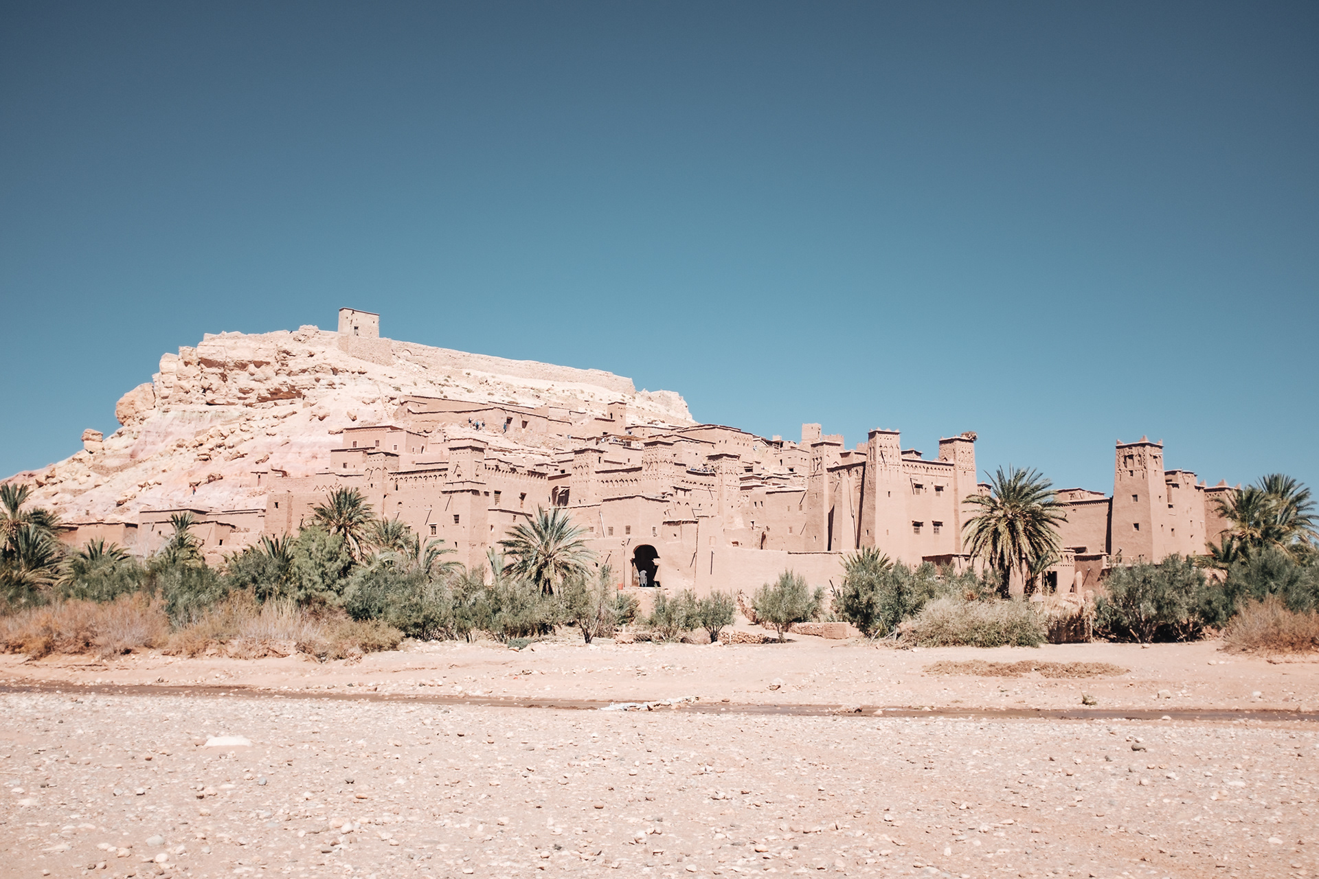 Aït Benhaddou - ksar pod Vysokým Atlasem na pomezí Sahary, natáčela se tu řada filmů a seriálů (Gladiátor, GoT, ...), brána vpravo je filmová kulisa a není původní
