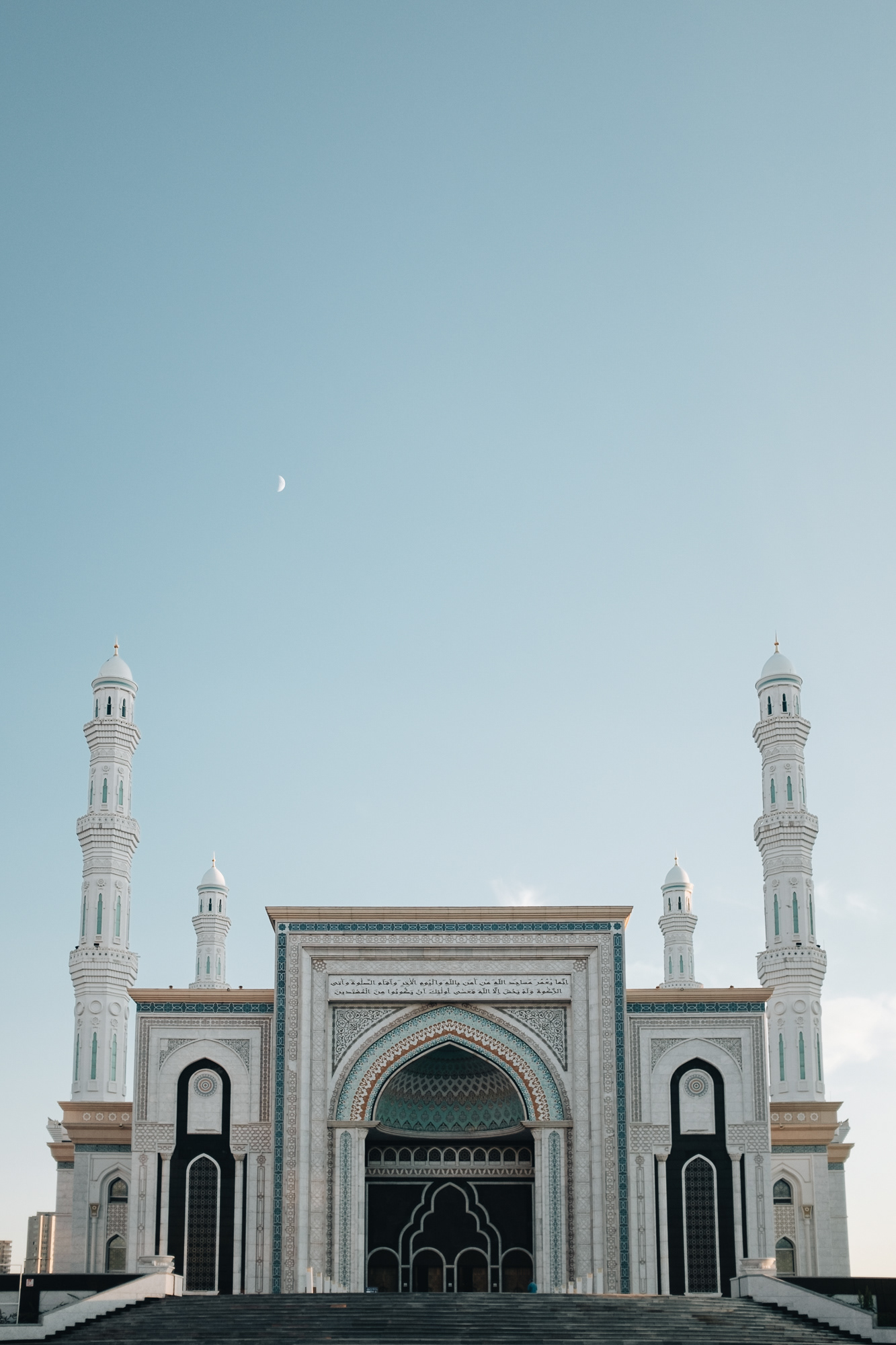 Hazrat Sultan Mosque - 2. největší mešita ve střední Asii, z r. 2012, s největší kupolí v zemi a možností pojmout 12000 věřících, vstup zdarma