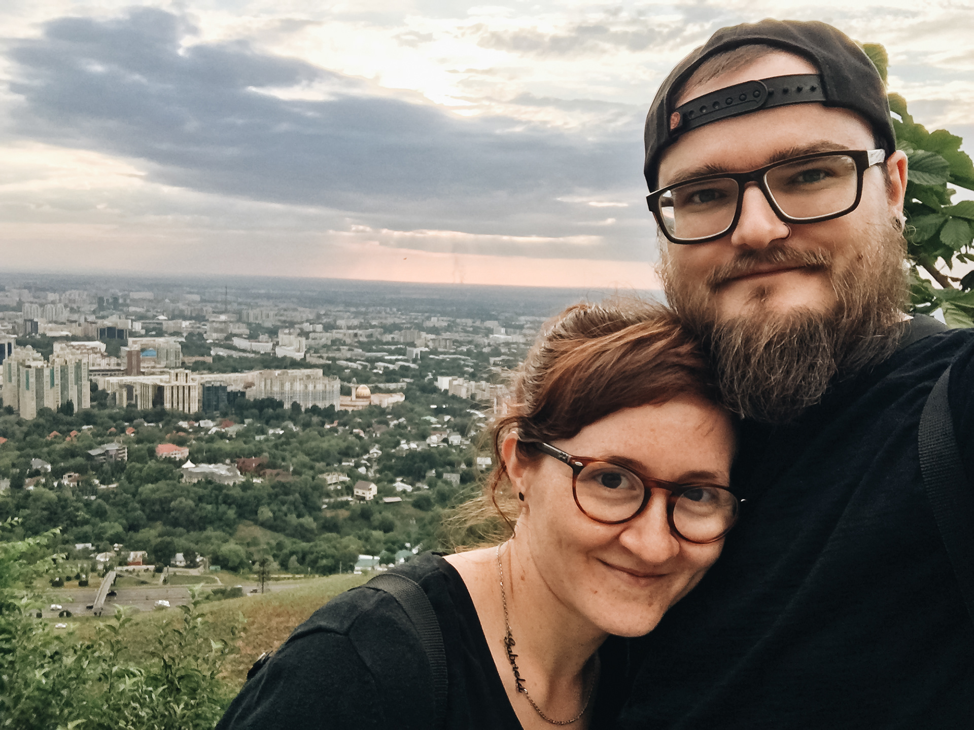 Kok Tobe - 1100 m vysoký kopec s 372 m vysokou TV věží, výhled na město a hory, kavárny a restaurace, obchody, horská dráha, mini ZOO, bronzové sochy Beatles v životní velikosti 