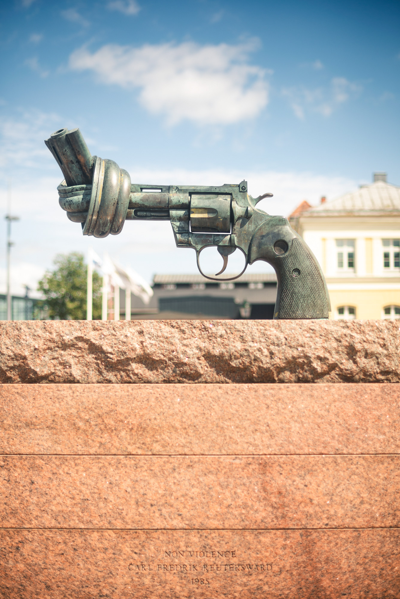 The Knotted Gun - socha proti násilí, vytvořená po zastřelení Johna Lennona. Na světě jsou tři originální sochy (v Malmö, v New Yorku před budovou OSN a v Lucemburku před budovou Evropský komise)