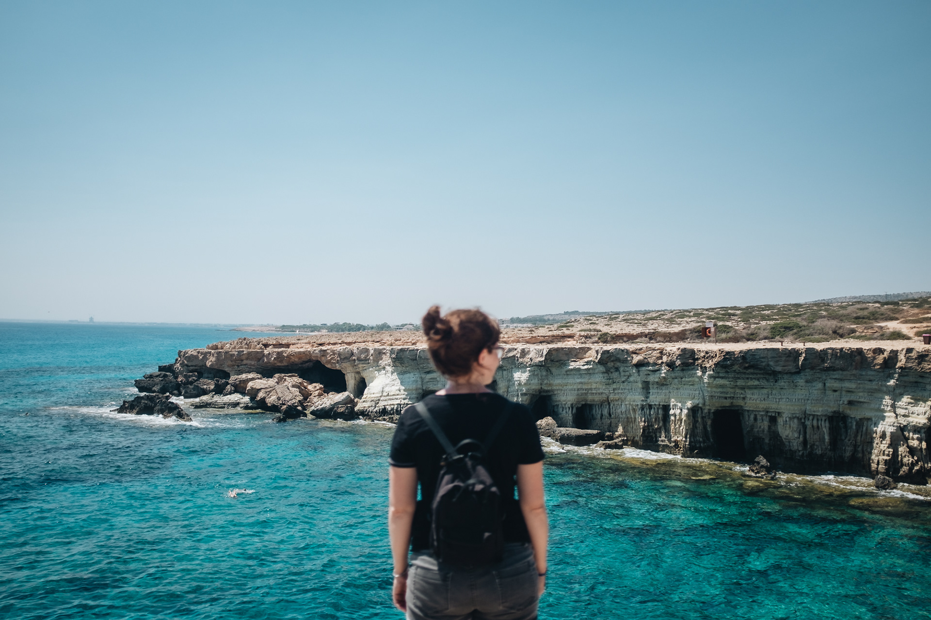 Sea Caves – supr jeskyně ve skalách; do některých se dá dostat i po souši
