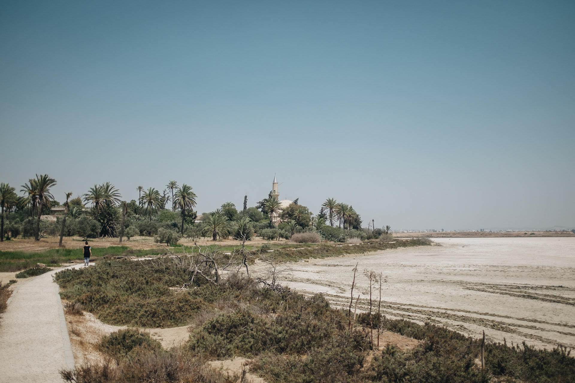 Hala Sultan Tekke – třetí až čtvrté nejvýznamnější muslimské poutní místo na světě, nachází se zde hrobka Umm Haram, která by měla být příbuznou proroka Mohamedda (r. 674 na tomto místě Umm Haram spadla ze své muly během arabského nájezdu na Kypr a zemřela, hrob se nachází vlevo od vchodu), samotná mešita je z 18. st. a nachází se v krásném palmovém háji a je volně přístupná i pro nemuslimy