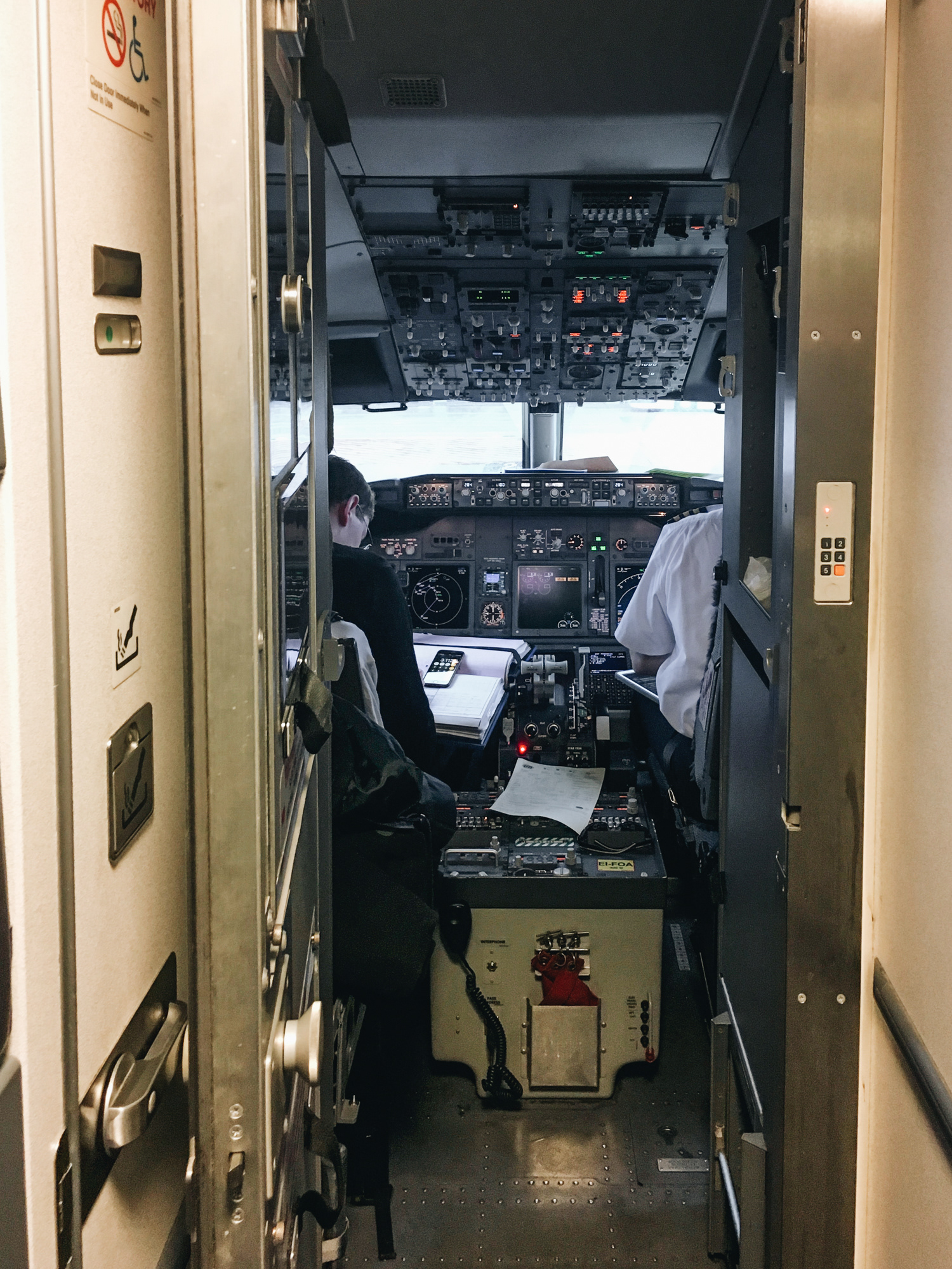 Piloti (asi porušující předpisy, když mají otevřenou kabinu jako v devadesátkách)