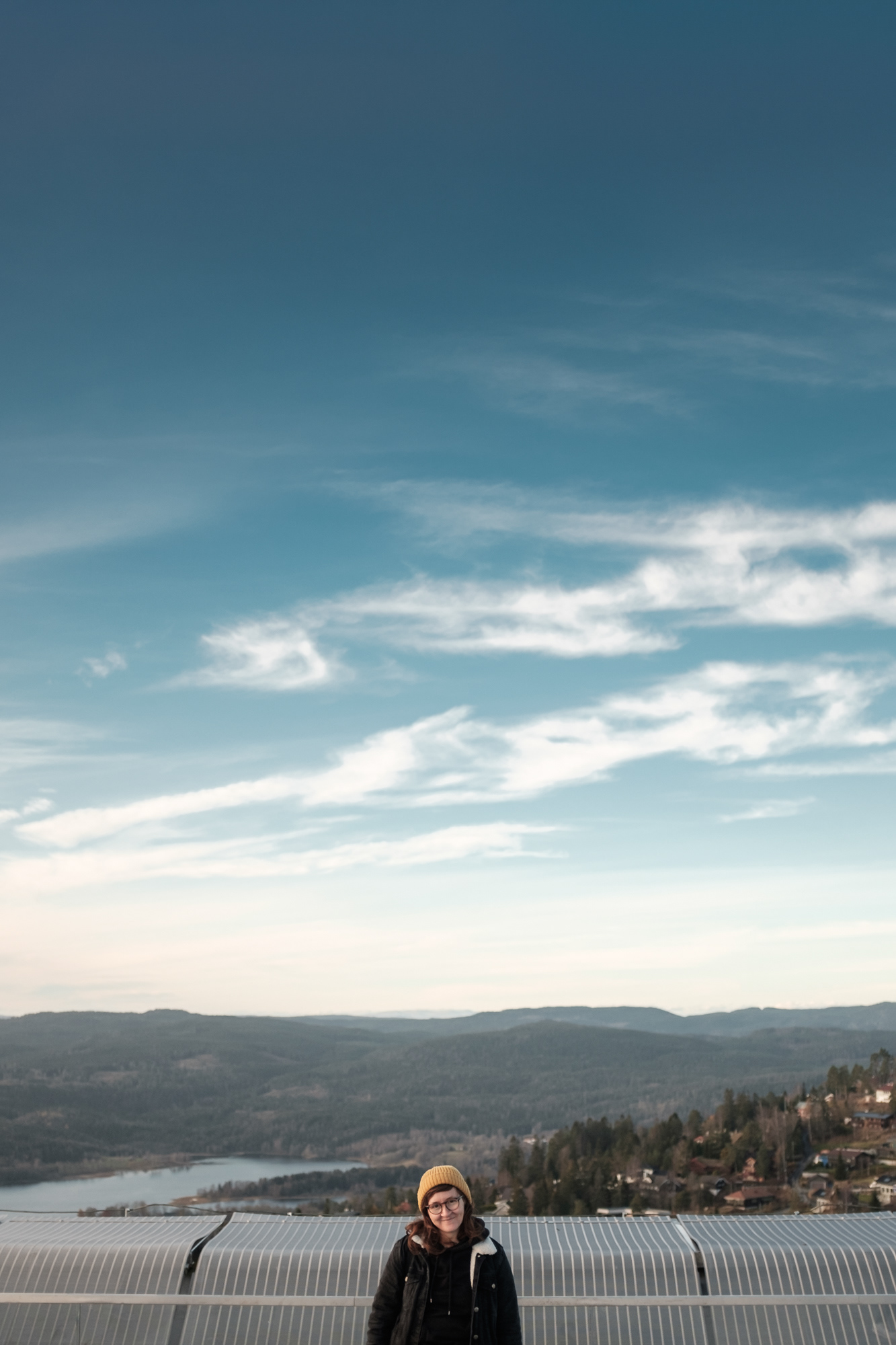 Holmenkollen – skokanský můstek nad Oslem s panoramatickým výhledem; musí se zaplatit vstup do lyžařskýho muzea
