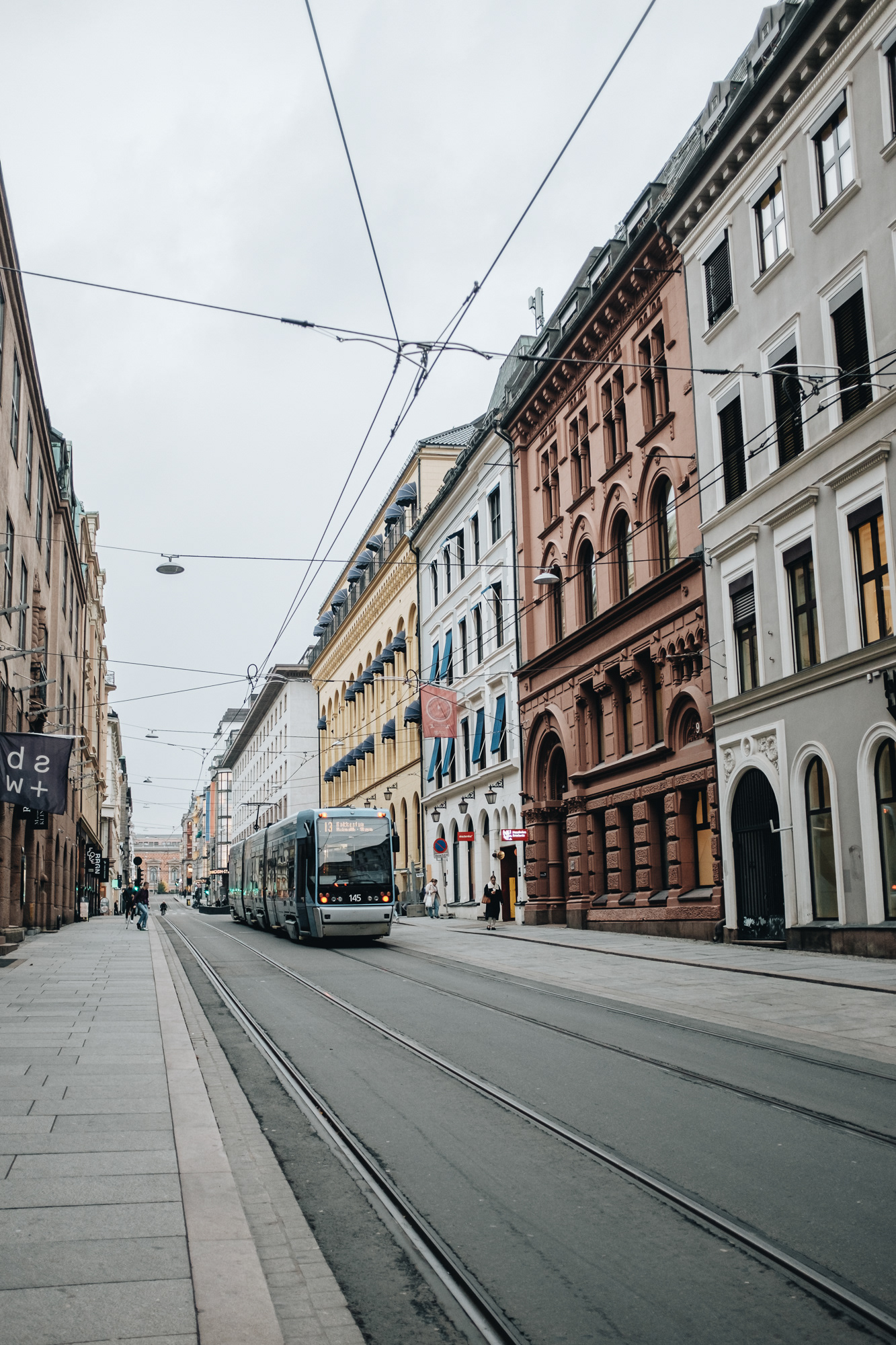 Tramvaj – a všimněte si počtu aut na ulici!