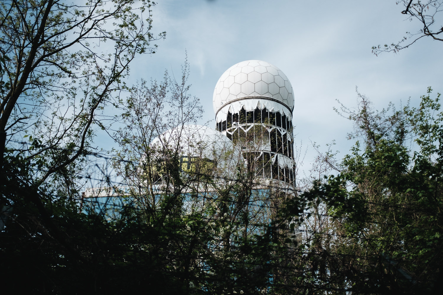 Teufelsberg je kopec v Berlíně navršený z válečných trosek. Na jeho vrcholu měla sídlo americko-britská odposlouchávací základna. Dnes jsou budovy ve zchátralém stavu, ale od února 2011 poprvé přístupné veřejnosti