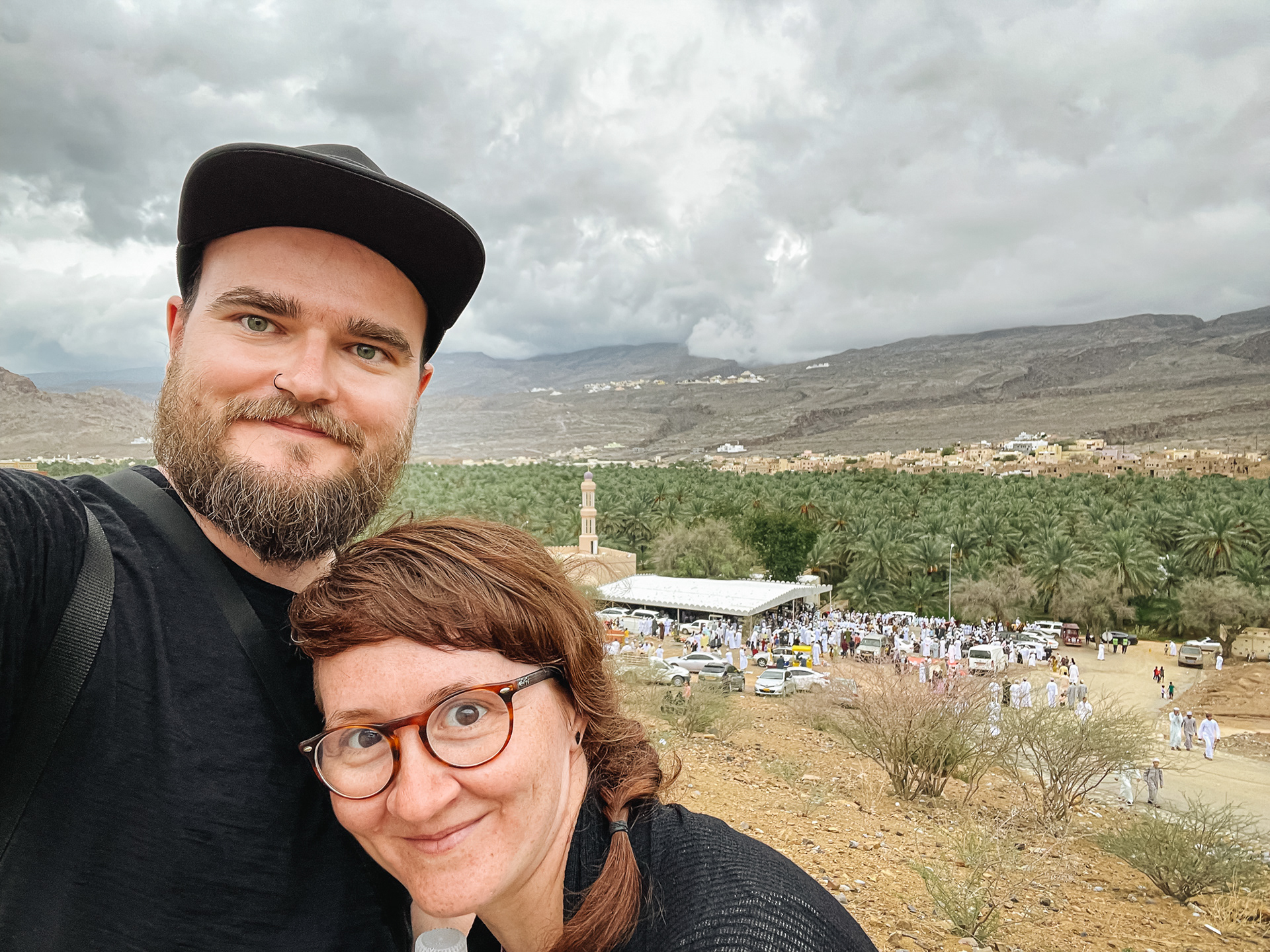 Al Hamra – vesnice se starými domy v jemenském stylu; my tu zrovna natrefili na islámský svátek Eid, kdy se sešly lidi ze všech okolních vesnic a sledovali tradiční tanec
