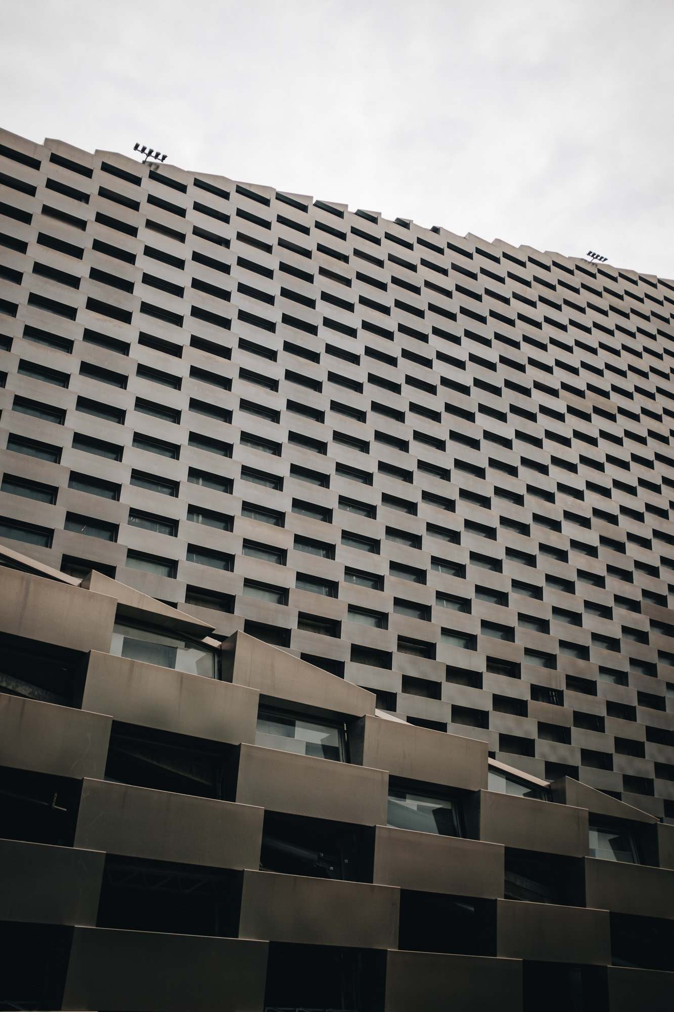 Amager Bakke – Nejhezčí spalovna odpadů se sjezdovkou a lezeckou stěnou. Nahoru se dá zadarmo jet výtahem (s výhledem na kotle spalovny) a tam je výhled na město. Nejlepší budova roku 2021, zase od BIG