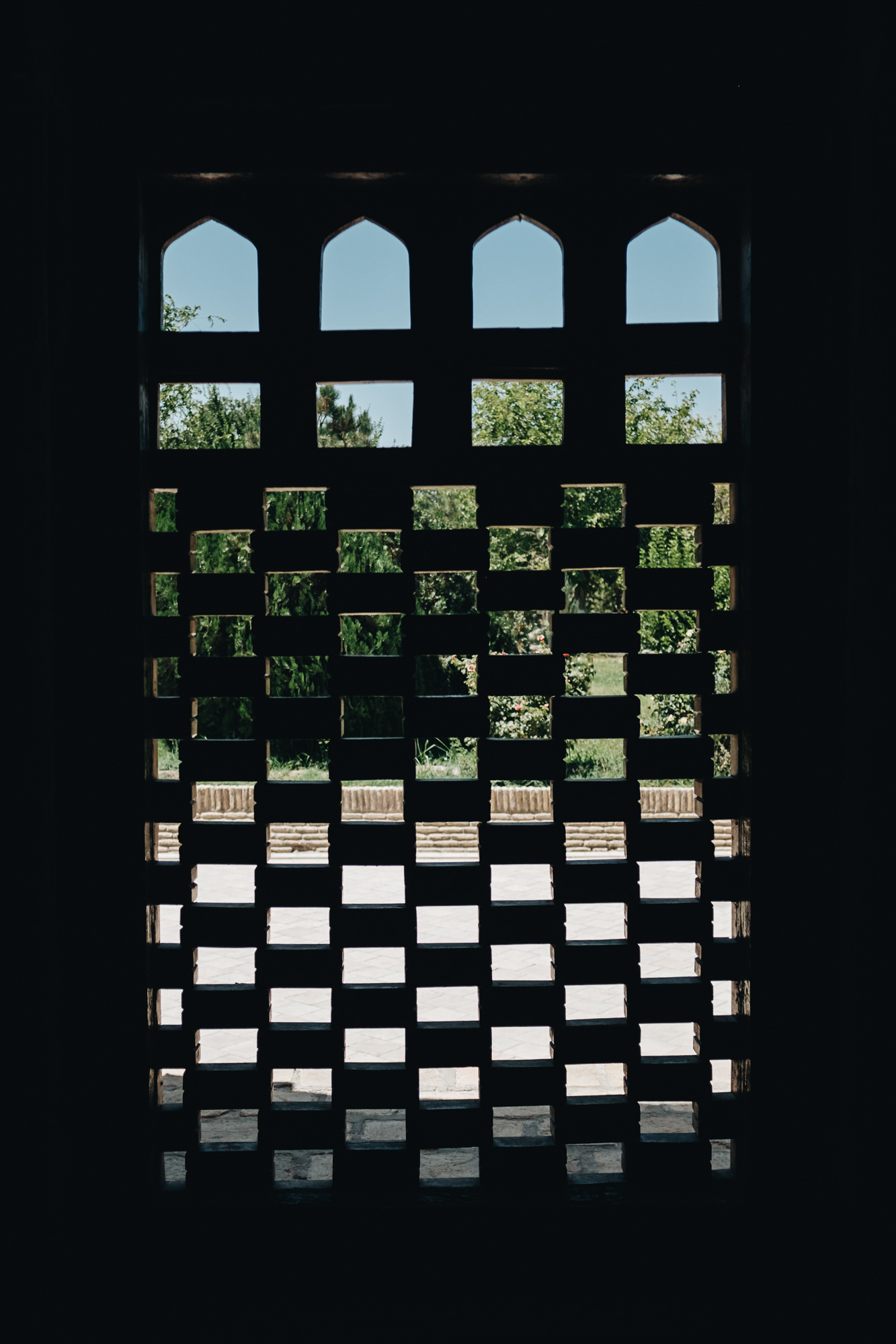 Samanid Mausoleum - nejstarší a nejmasivnější islámská památka ve městě z 10. st., dodnes bez rekonstrukce (s výjimkou kupole), za parkem Sámánovců se nachází jeden z mála zachovaných úseků městských hradeb