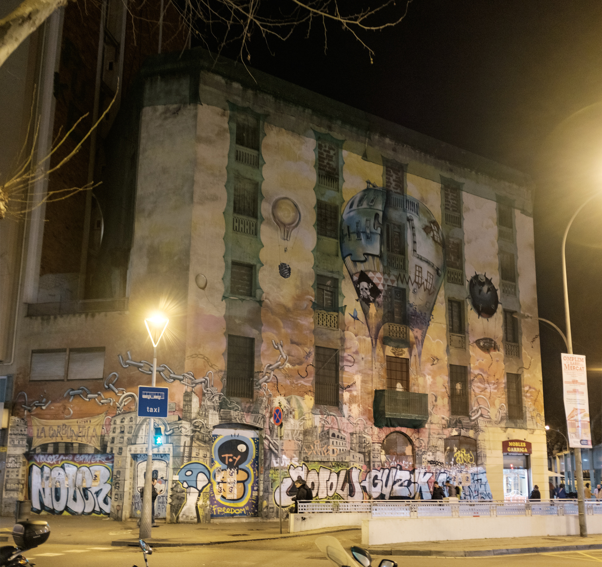 La Carbonería - Do roku 2014 squat, úřady chrání místní graffiti, nejstarší budova v Eixample