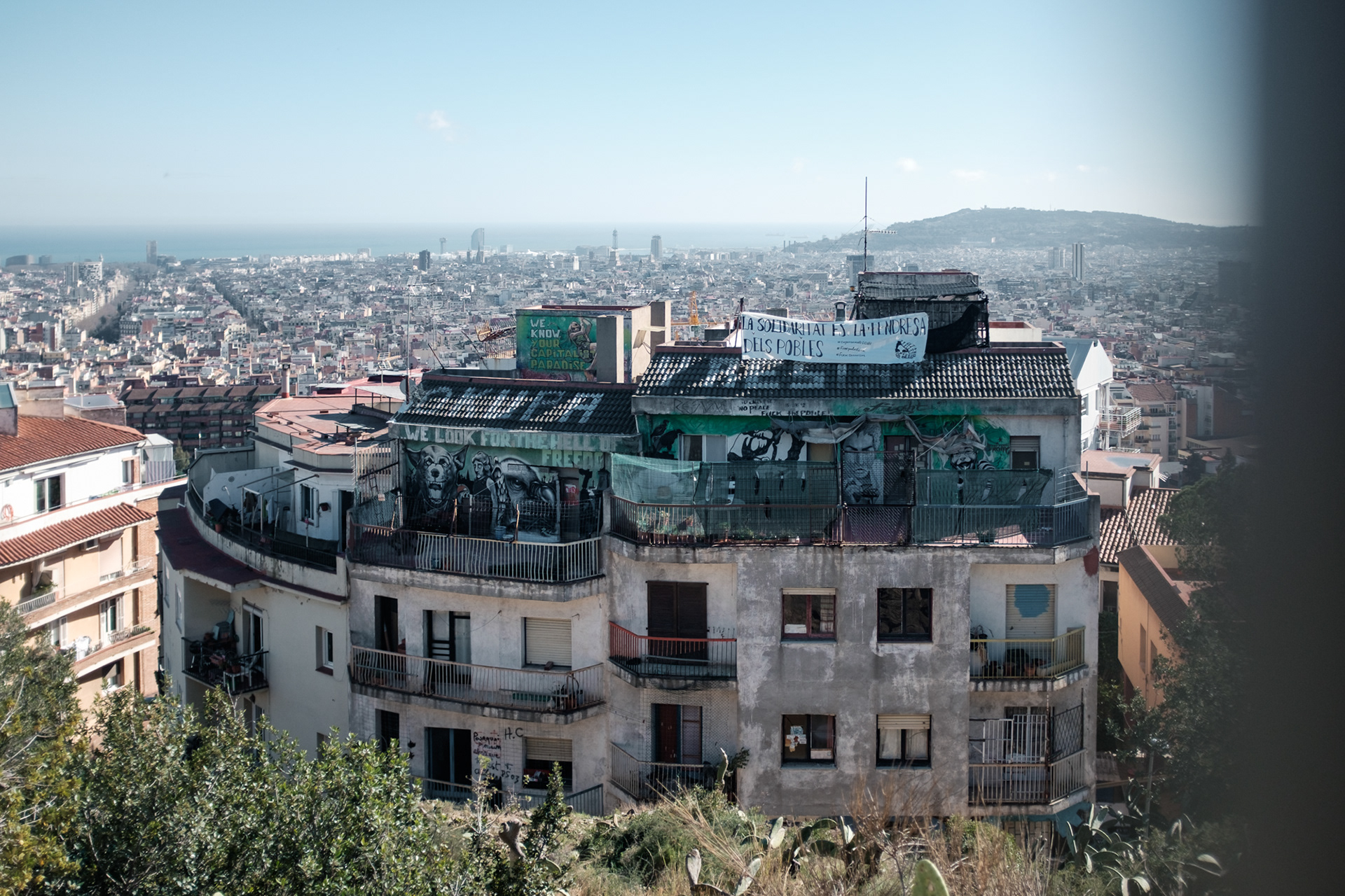 Los Blokes Fantasma - Squat s barem pod parkem Güell